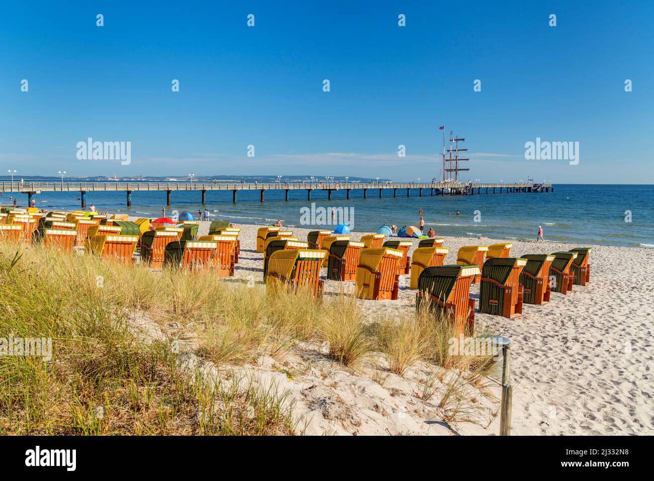 Strand, Pier und Segelschiff vor dem Ostseebad Binz, Insel Rügen, Mecklenburg-Vorpommern, Deutschland Stockfoto
