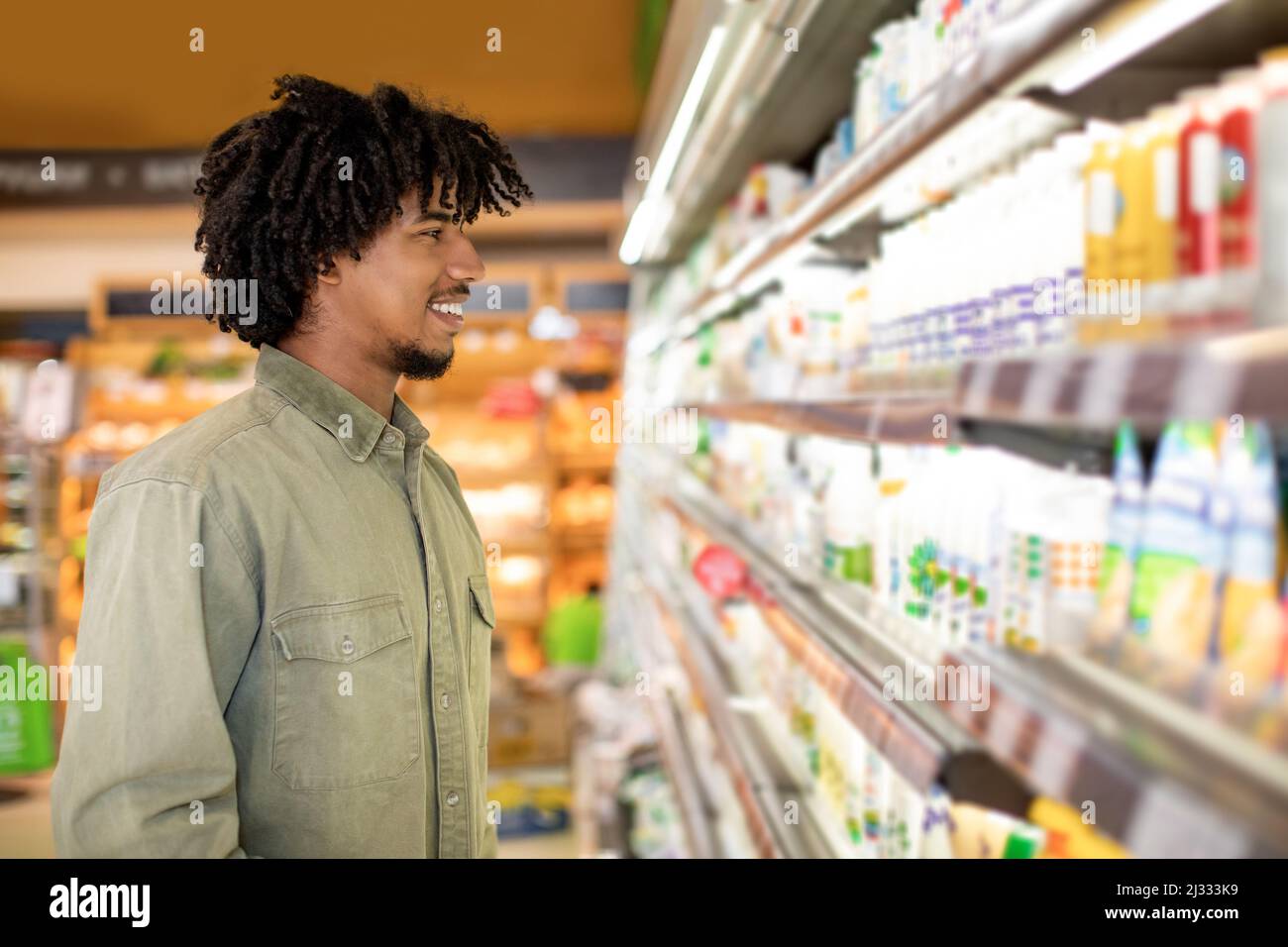 Schwarzer Mann Beim Einkaufen Lebensmittel Im Supermarkt Kaufen, Seitenansicht Stockfoto