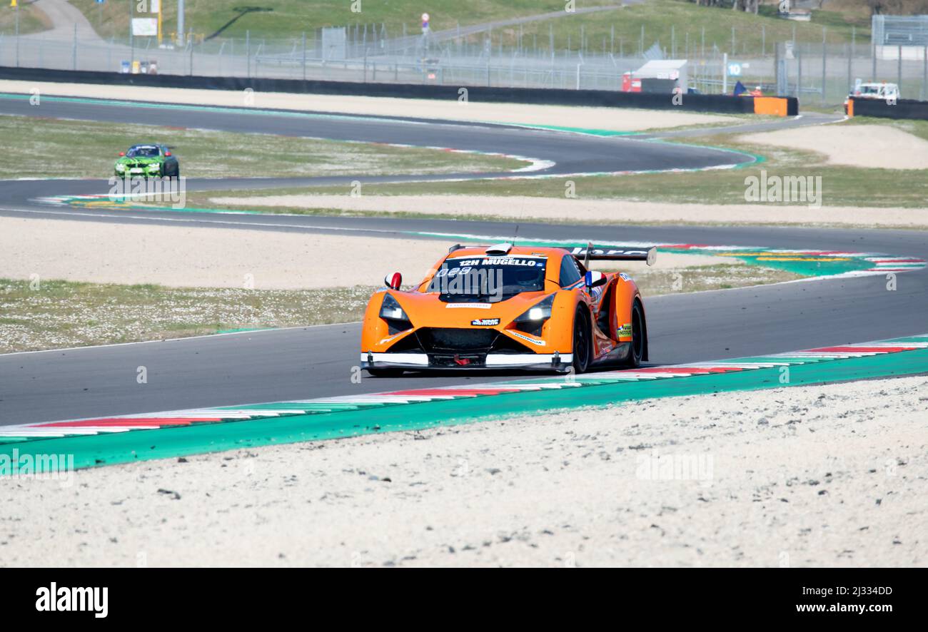 Rennwagen Geschwindigkeit auf Asphalt Rennstrecke Vortex V1. Rennstrecke Mugello, Italien, märz 25 2022. 24-Stunden-Serie Stockfoto