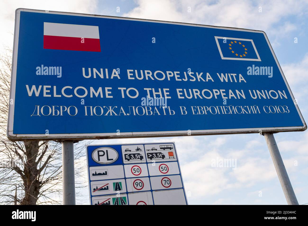 3. März 2022, Danzig, Polen: Ein Schild "Willkommen in der Europäischen Union", das am Grenzübergang in Grzechotki zu sehen ist. Russland marschierte am 24. Februar 2022 in die Ukraine ein und löste damit den größten militärischen Angriff in Europa seit dem Zweiten Weltkrieg aus Bis zu 10 Millionen Ukrainer sind aus ihren Häusern geflohen, entweder aus dem Land oder in sicherere Gebiete innerhalb der Ukraine. Es wird angenommen, dass etwa 3 Millionen Flüchtlinge die Grenzen in Nachbarländer überschritten haben. (Bild: © Mateusz Slodkowski/SOPA Images via ZUMA Press Wire) Stockfoto