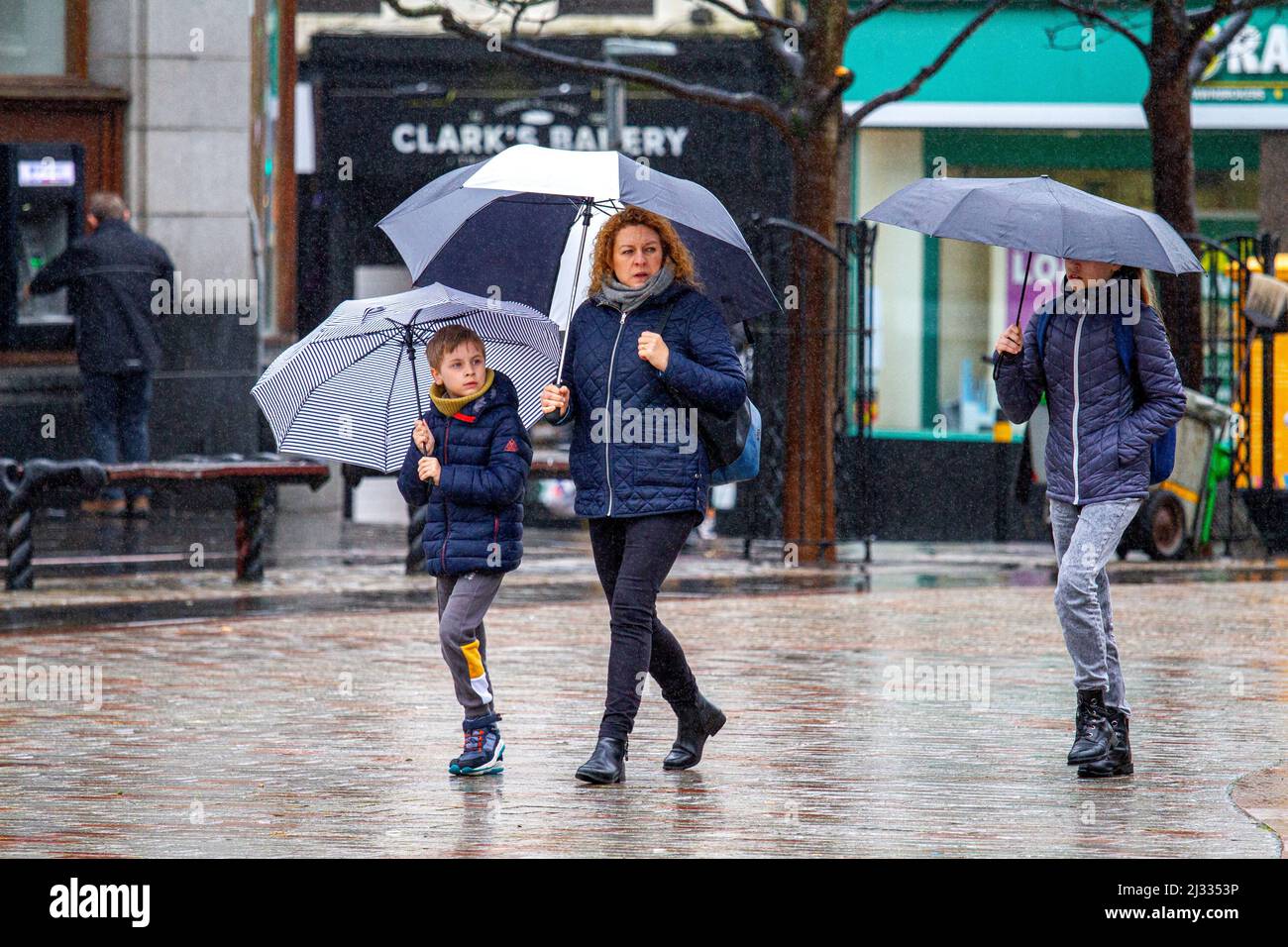 Dundee, Tayside, Schottland, Großbritannien. 5.. April 2022. Wetter in Großbritannien: An einem trostlosen und feuchten Tag erreichten die Temperaturen in Tayside 8 Grad Celsius, wobei schwere Regenschauer über Nordostschottland rollten. Die schweren Duschen haben die Einheimischen nicht davon abgehalten, sich im Stadtzentrum von Dundee zu treffen und einzukaufen. Kredit: Dundee Photographics/Alamy Live Nachrichten Stockfoto