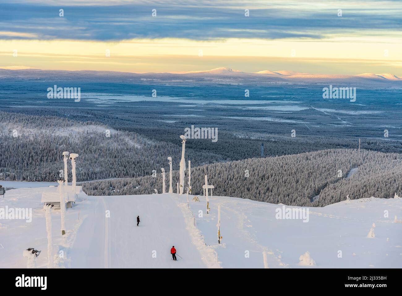 Skigebiet auf dem lokalen Berg in der Nähe von Levi, Finnland Stockfoto