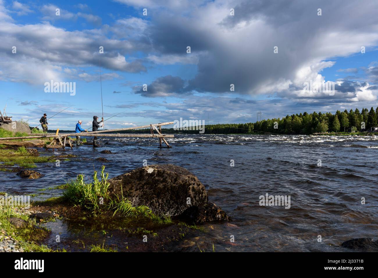 Angler auf den Kukkolankoski Stromschnellen am Grenzfluss Torne ELV, Tornio, Finnland Stockfoto