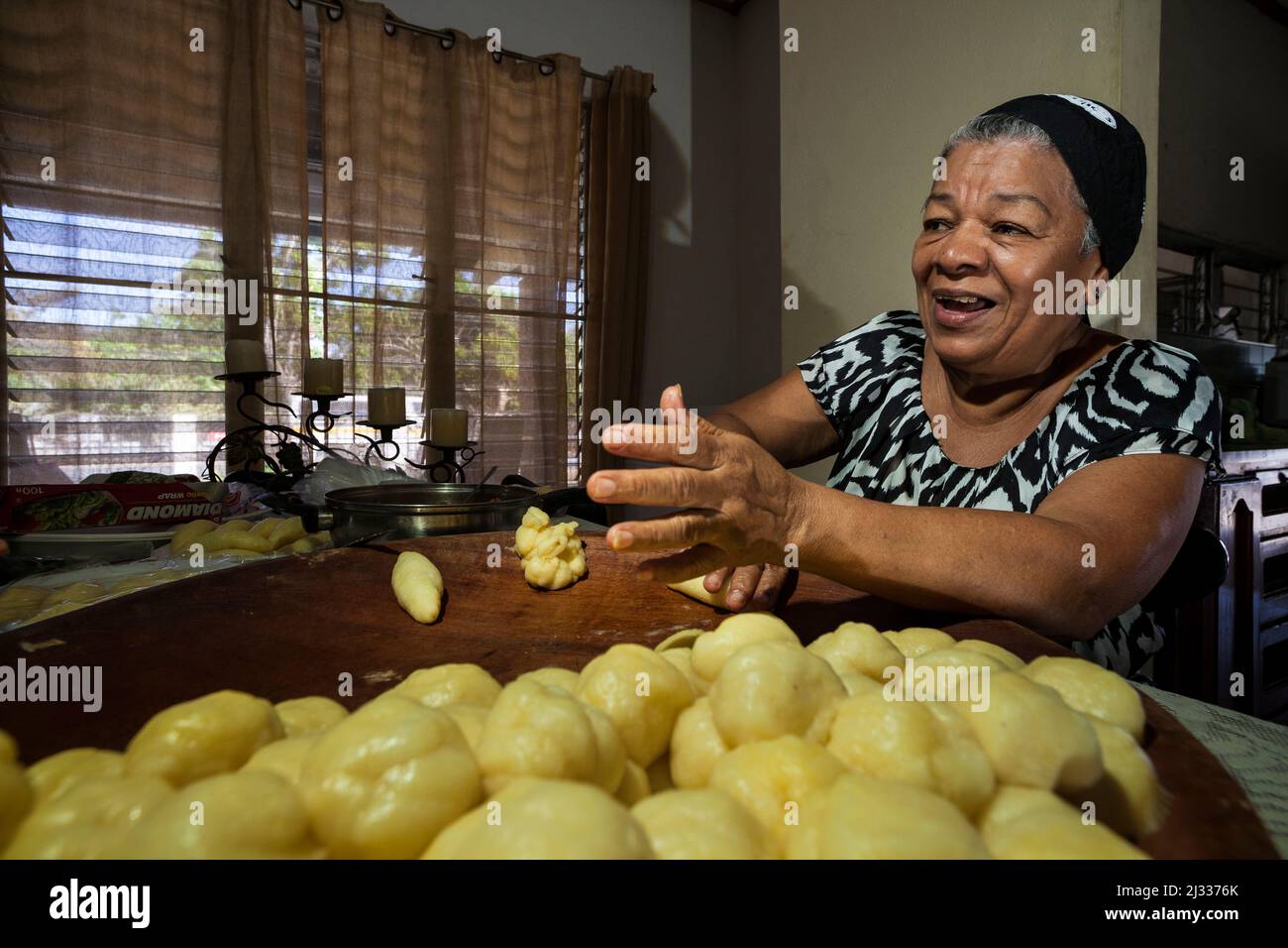 Eine panamaische Frau macht carimañola in ihrem Haus in Chigore in der Stadt Penonome, Provinz Cocle, Republik Panama, Mittelamerika. Stockfoto