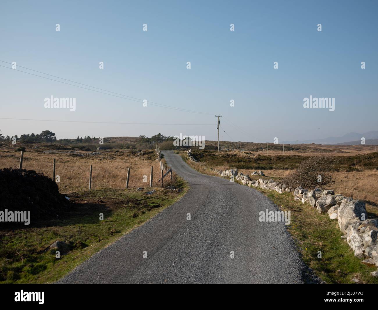 Eine Straße in Connemara, County Galway, Irland. Stockfoto