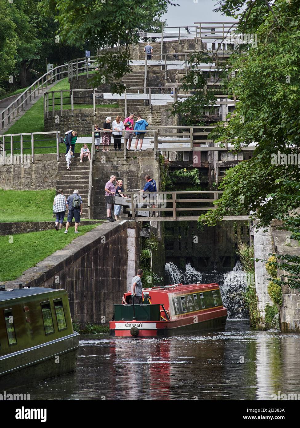 Schmalboote und Zuschauer bei den Bingley Five Rise Schleusen in West Yorkshire Stockfoto