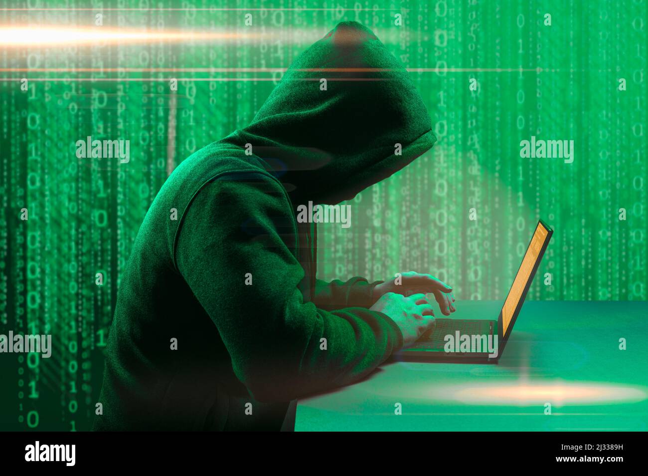 Hacker-Angriff. Gesichtslose Kapuze anonymen Computer-Hacker. Hacker-Mann mit Laptop-Angriff auf Server-Netzwerk-System online in Daten-Internet-Sicherheit Hack Stockfoto