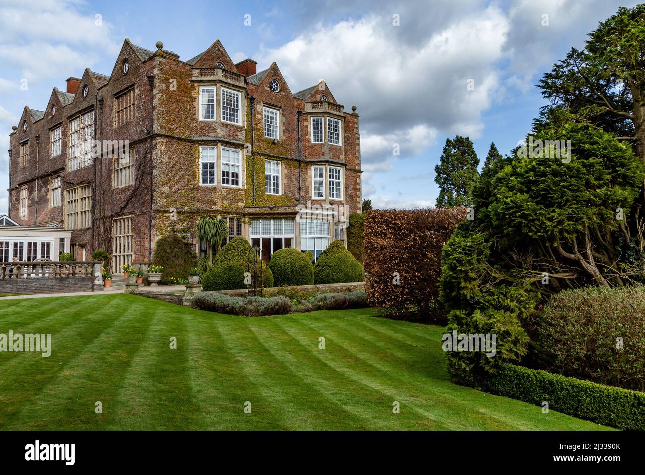 Goldsborough Hall, ein exklusives, privates Hotel in Knaresborough, Yorkshire. Die schönen, gepflegten Gärten öffnen für die Öffentlichkeit ein paar Tage im Jahr. Stockfoto