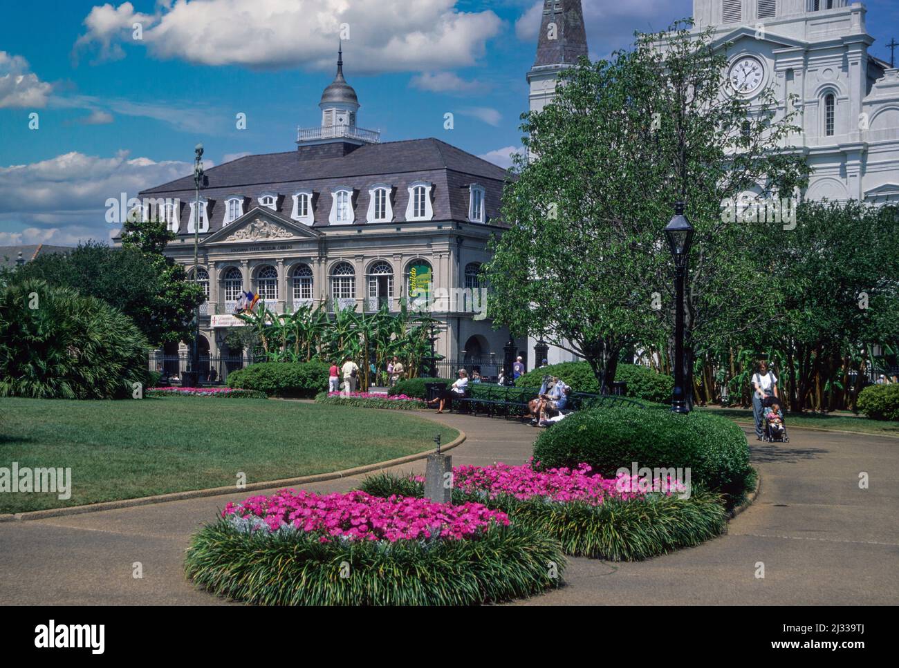 New Orleans, Louisiana.  French Quarter.  Jackson Square, Cabildo im Hintergrund, Louisiana State Museum. Stockfoto