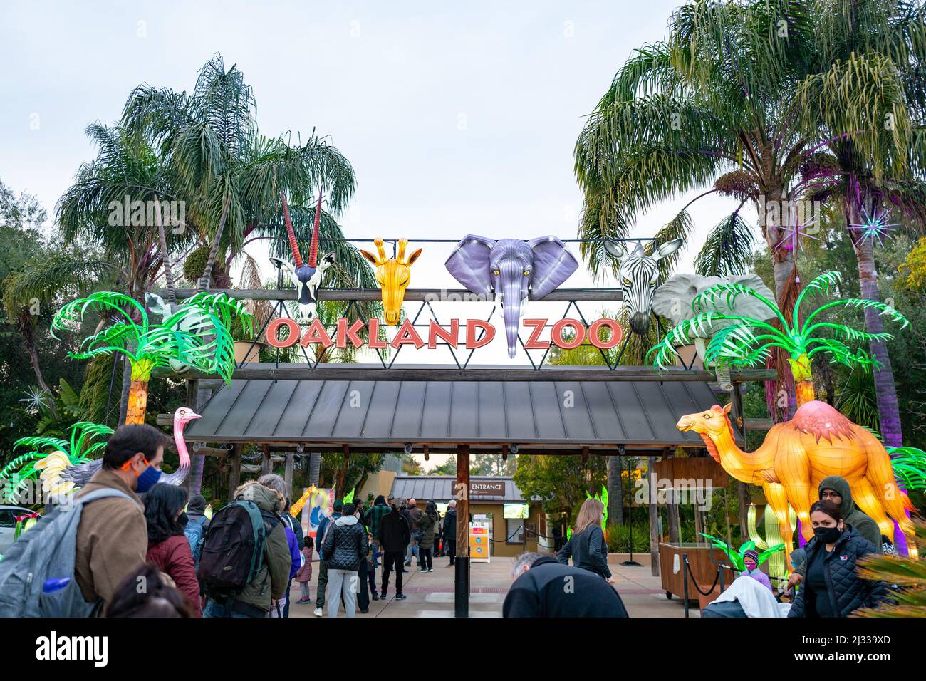Usa. 13. Januar 2022. Schild am Eingang zum Oakland Zoo in Oakland, Kalifornien, mit sichtbaren Laternen für das Glowfari-Ereignis, 13. Januar 2022. Foto mit freundlicher Genehmigung von Sftm. (Foto: Gado/Sipa USA) Quelle: SIPA USA/Alamy Live News Stockfoto