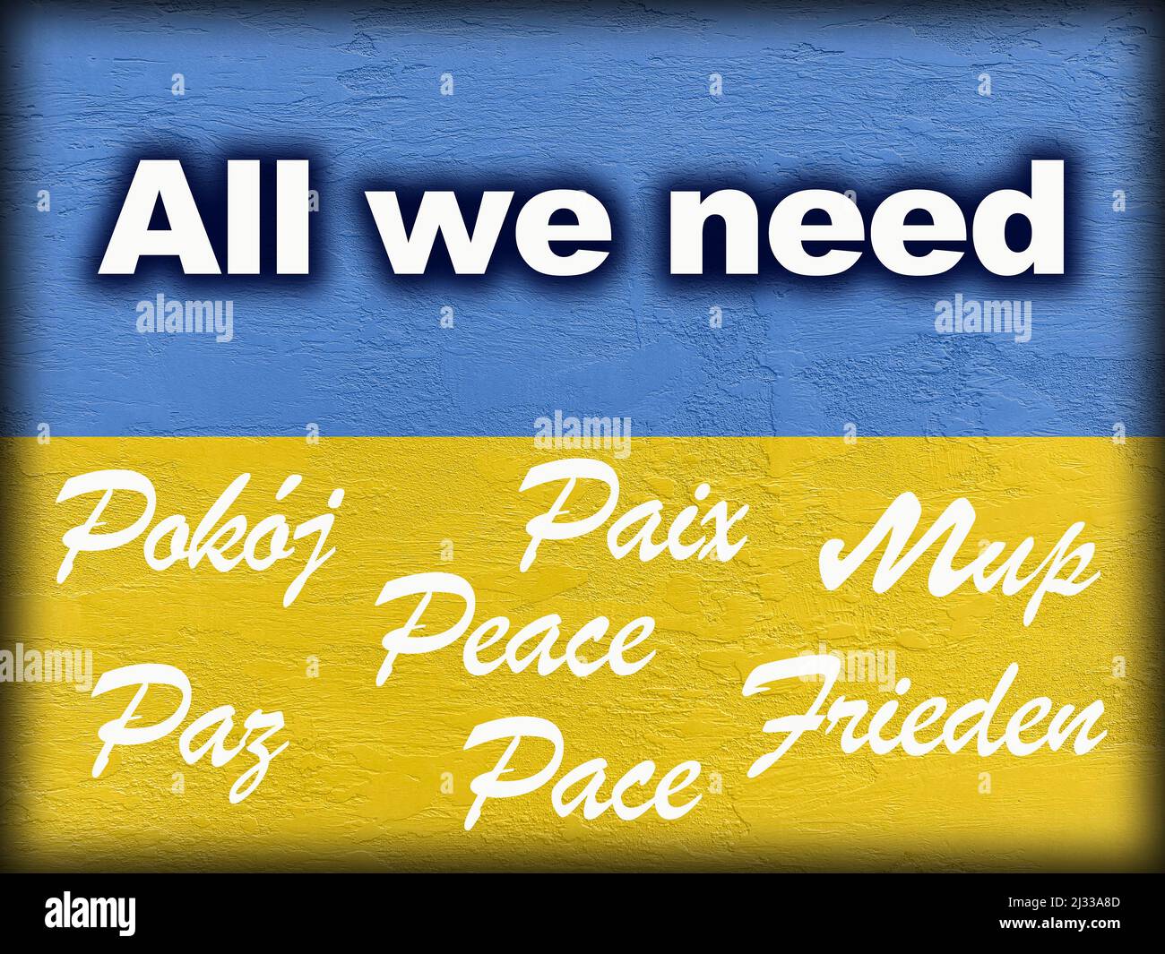 Botschaft alles, was wir brauchen und Wort Frieden in mehreren Sprachen auf ukrainischer Flagge an der Wand gemalt Stockfoto
