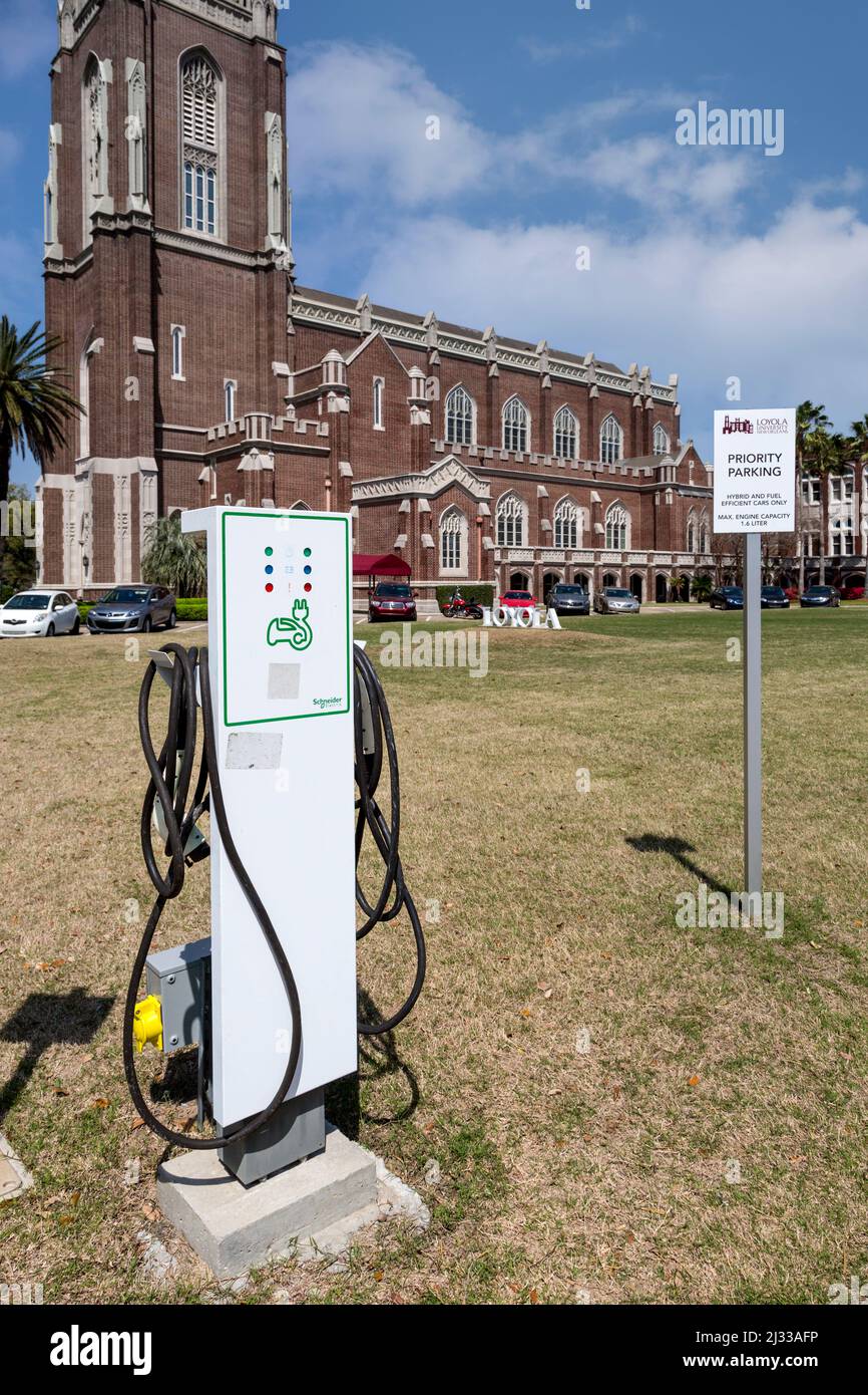 New Orleans, Louisiana. Reservierter Parkplatz für kraftstoffsparende Hybrid- und Elektroautos, Loyola University. Batterieladestation. Stockfoto