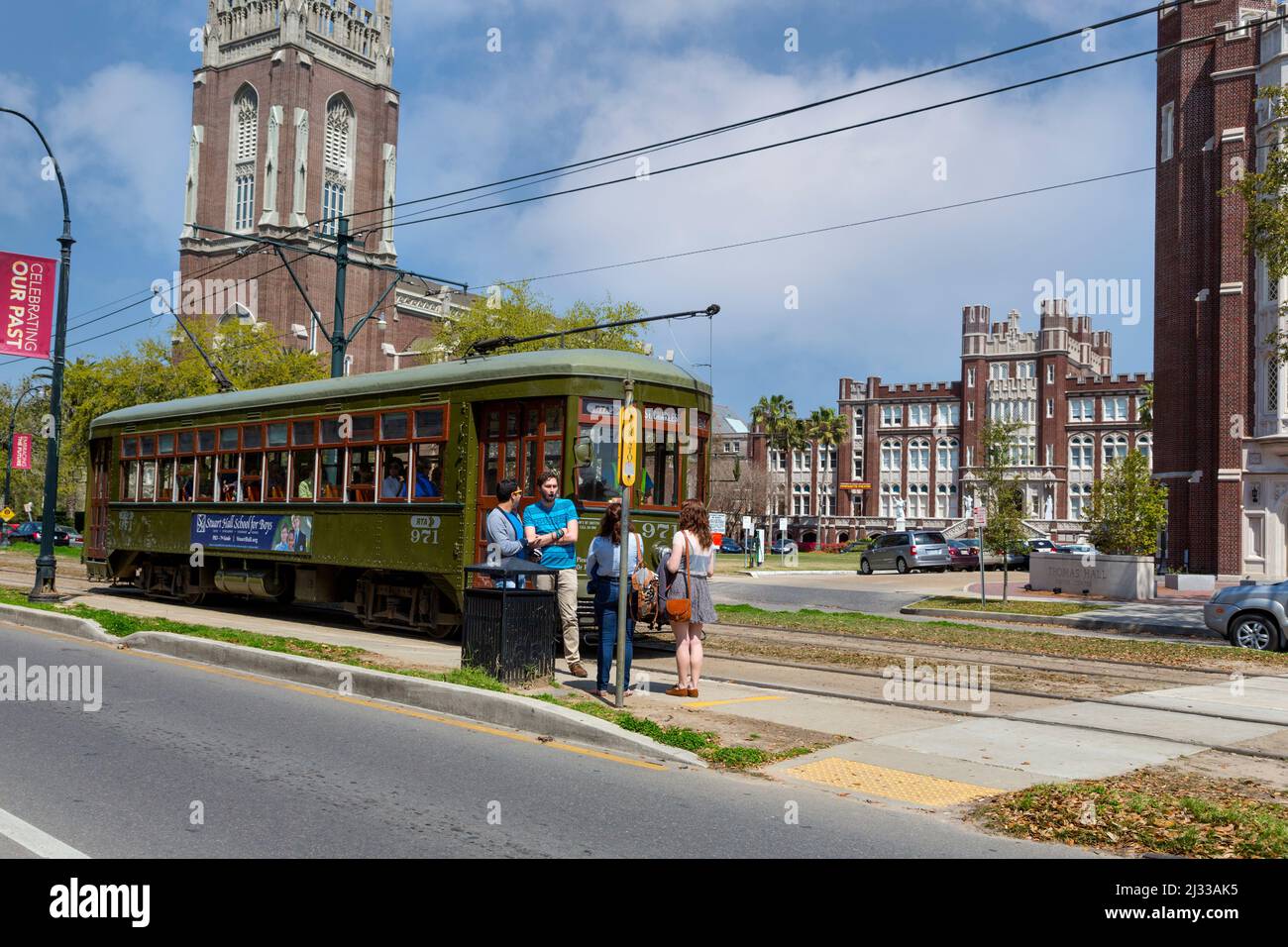 New Orleans, Louisiana.  St. Charles Street Trolley vor Loyola University Campus hält.  Uptown Bezirk. Stockfoto
