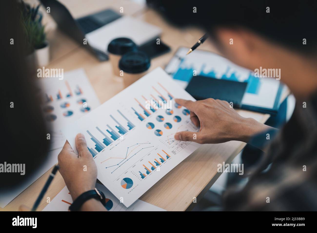 Geschäftsmann Arbeitsdaten Dokument Diagramm Bericht Marketing Forschung Entwicklung Planung Management Strategie Analyse Finanzbuchhaltung. Schließen Stockfoto