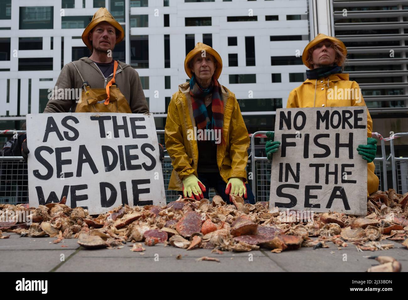 London, Großbritannien. 5. April 2022. Mitglieder von Ocean Rebellion, führen bei der DEFRA eine kreative Theateraktion durch, als Reaktion auf George Eusticles Vertuschung der Nordsee, die durch die Entsorgung von giftigem Schlamm auf See verursacht wurde, Mitglieder der Ocean Rebellion, die als Fisher People verkleidet sind, werden Kisten mit echten toten Krabben mitbringen, um einen Berg giftiger Abfälle für die DEFRA zur Untersuchung zu hinterlassen. Nach diesem Dumping werden Ermittler für Klimakriminalität am Tatort teilnehmen, um es abzudichten, zu untersuchen und Beweise zu entfernen. Kredit: Joao Daniel Pereira Gutschrift: Joao Daniel Pereira/Alamy Live Nachrichten Stockfoto