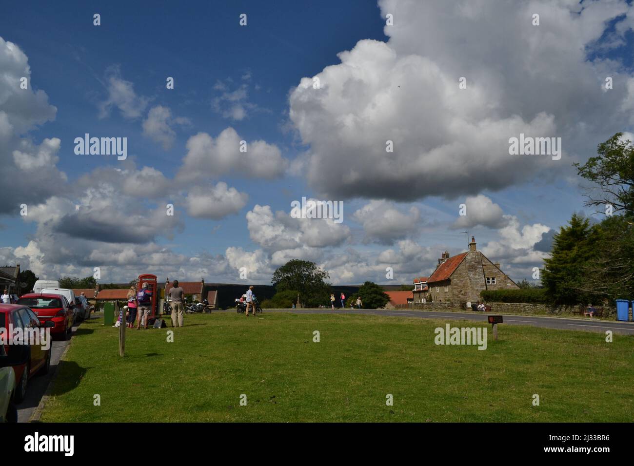 Goathland Village - 60er Jahre Heartbeat Country an Einem sonnigen Sommertag - Blauer Himmel mit weißen flauschigen Wolken - Sommerzeit auf den North Yorkshire Moors - Großbritannien Stockfoto