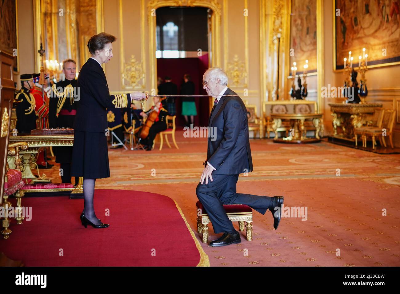 Sir Jonathan Pryce aus London wird von der Prinzessin Royal im Schloss Windsor zum Knight Bachelor gemacht. Bilddatum: Dienstag, 5. April 2022. Stockfoto