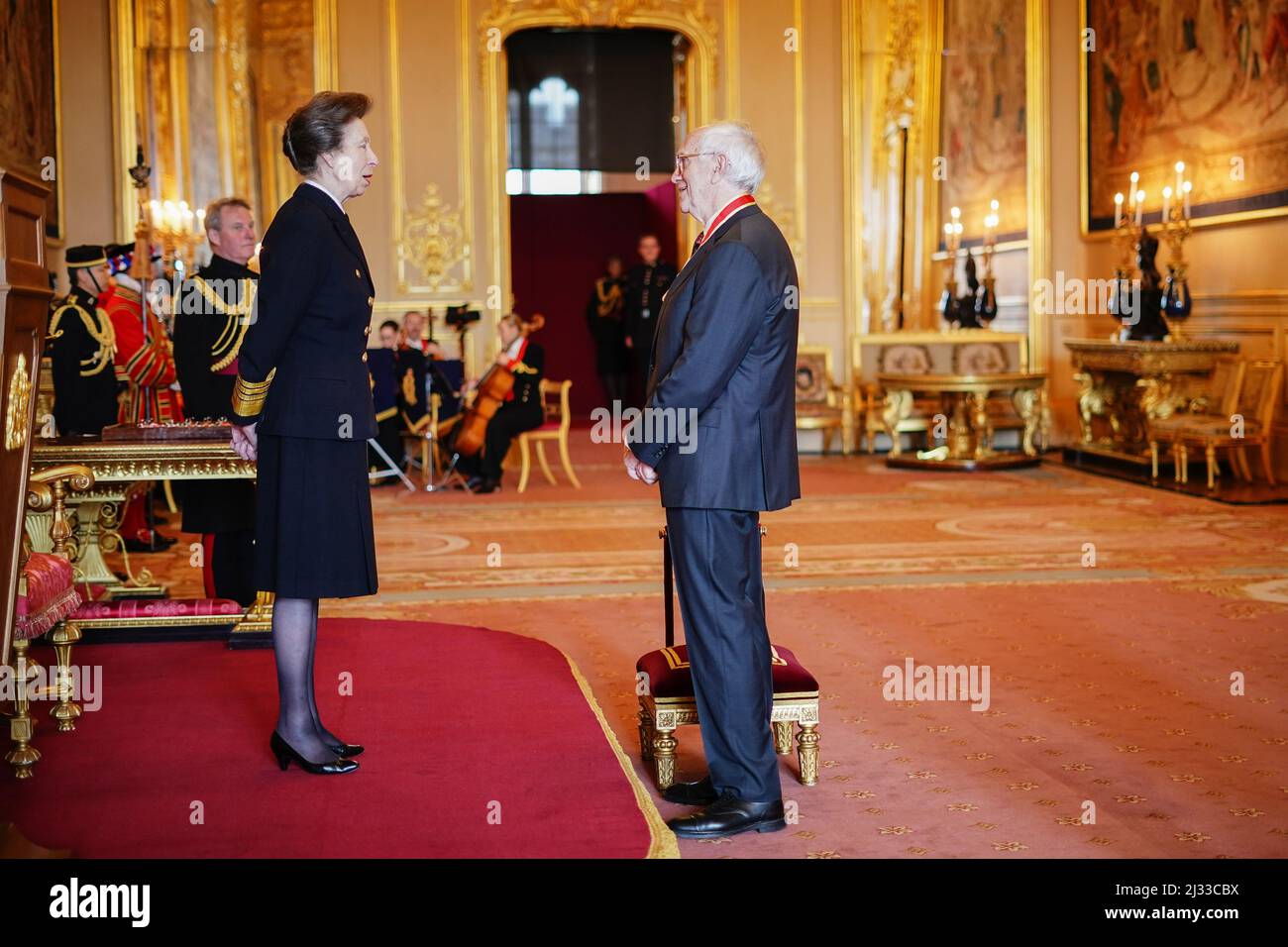 Sir Jonathan Pryce aus London wird von der Prinzessin Royal im Schloss Windsor zum Knight Bachelor gemacht. Bilddatum: Dienstag, 5. April 2022. Stockfoto