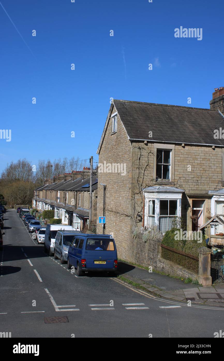 Brook Street an der Kreuzung mit der Aldcliffe Road, Lancaster, Lancashire, England, zeigt geparkte Autos vor einer Reihe von Steinhäusern mit Terrassen, März 2022. Stockfoto