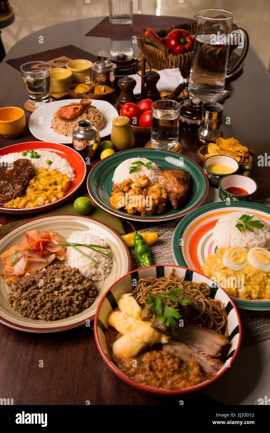 Peruanische Speisen am Büfetttisch verschiedene Gerichte, traditionelle peruanische Gourmetküche Stockfoto