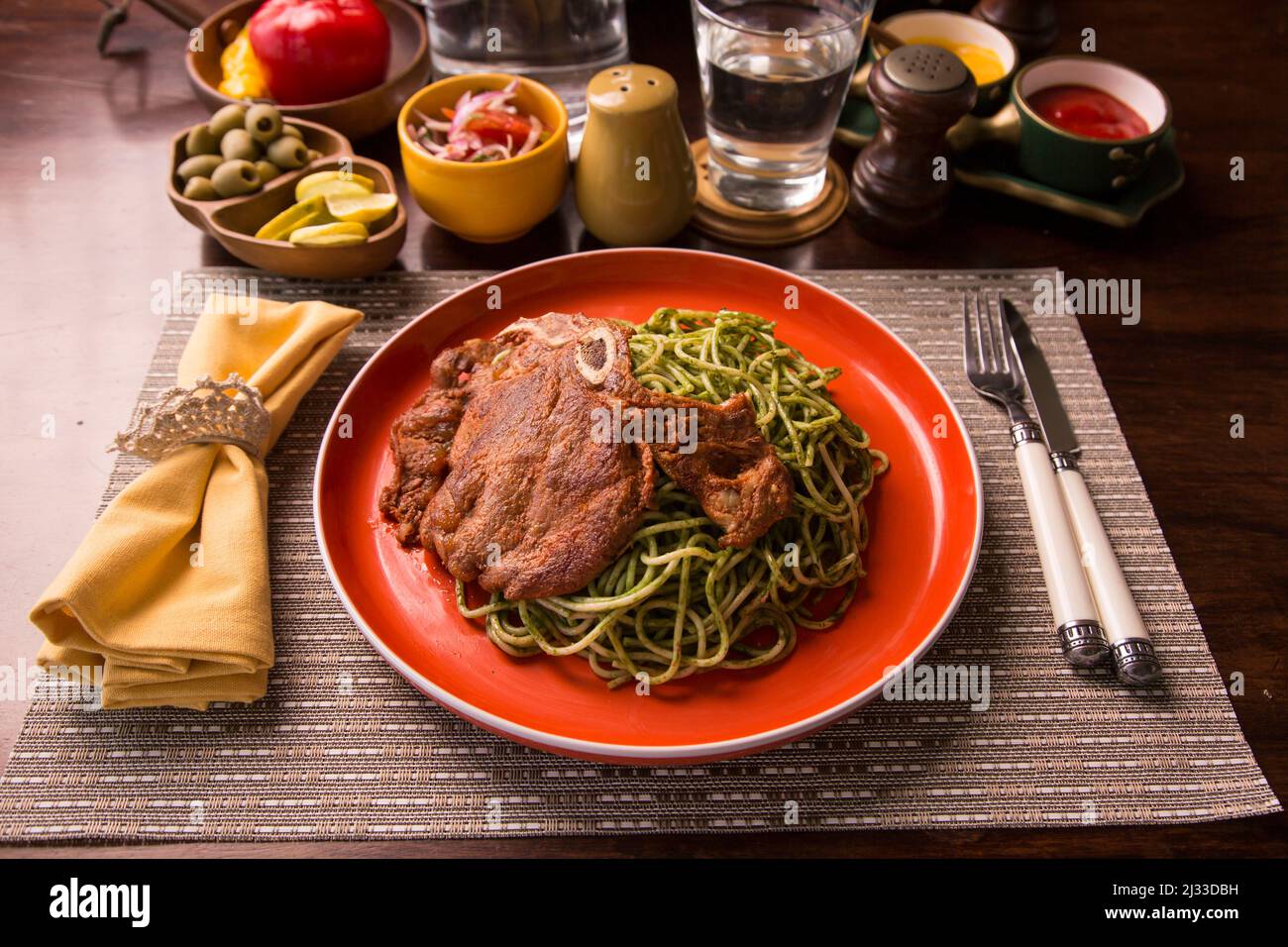 Peruanische Speisen am Büfetttisch verschiedene Gerichte, traditionelle peruanische Gourmetküche Stockfoto