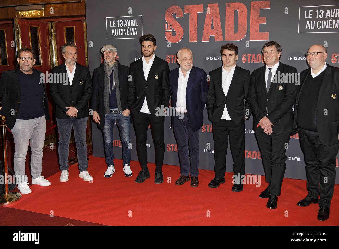 Paris, Frankreich. 04. April 2022. Ugo Mola, Matthieu Vollaire, Romain Ntamack, François Berléand, Antoine Dupont und Didier Lacroix besuchen Le STADE Stockfoto