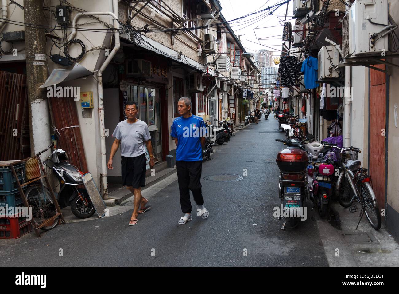 Zwei Bewohner Shanghais in einem der ältesten Stadtteile Laoximen Stockfoto