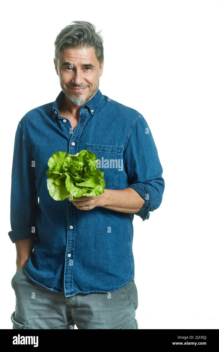 Casual älteren weißen Mann hält grünen Salat - gesunde Ernährung. Stockfoto