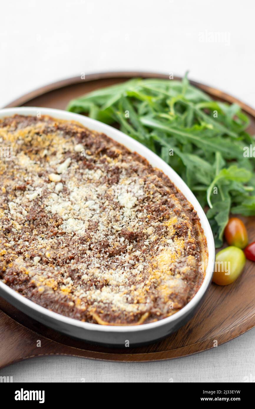 Frische Rinderlasagne in traditionellem Ofengericht auf dem Tisch im restaurant rome italy Stockfoto