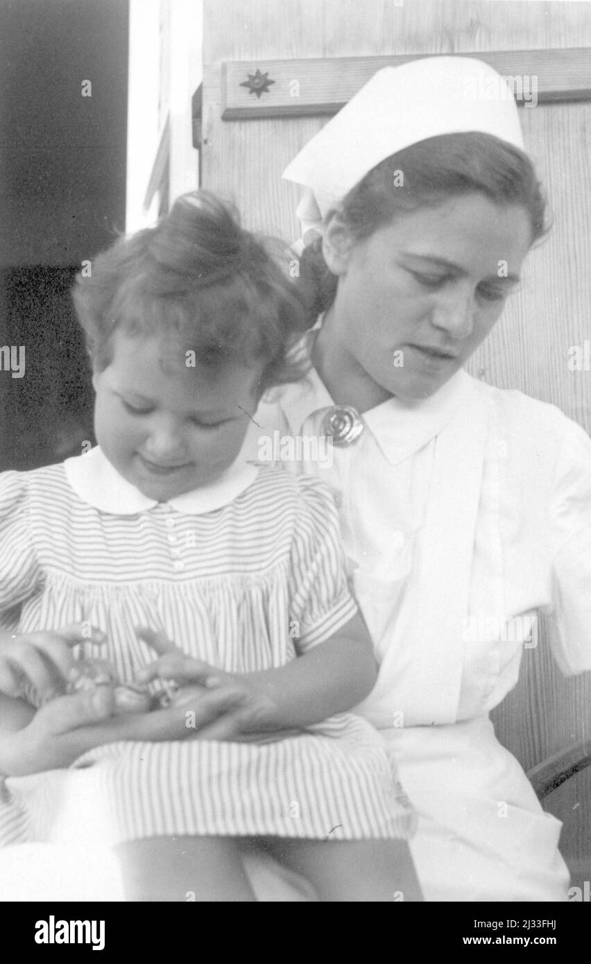 Eva Brauns Fotoalben, ca. 1913 - ca. 1944. Diese Alben werden Eva Braun zugeschrieben (vier werden von ihrer Freundin Herta Schneider, geb. Ostermeyer, beansprucht) und dokumentieren ihr Leben aus ca. 1913 bis 1944. Es gibt viele Fotos von Eva, ihren Schwestern und ihren Kindern, Herta Schneider und ihren Kindern, sowie Fotos von Evas Ferien, Familienmitgliedern und Freunden. Dazu gehören Fotografien von und von Eva Braun im Hitlerhaus Berghof (oder Kehlstein), Fotografien von Hitler und seinem Gefolge, Besucher von Berghof und der Landschaft um Berchtesgaden sowie einige Studioporträts von Eva Stockfoto