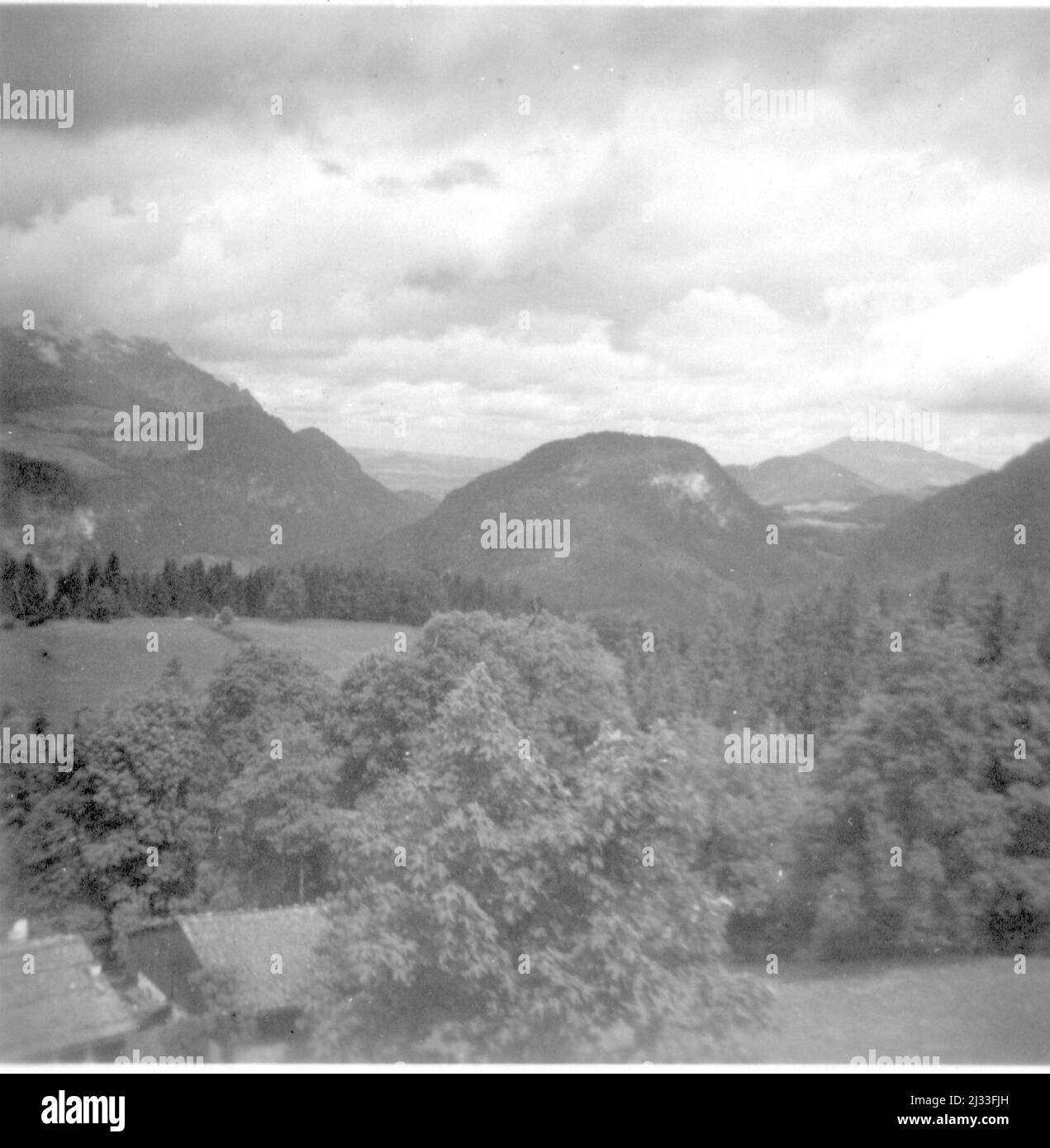 Eva Brauns Fotoalben, ca. 1913 - ca. 1944. Diese Alben werden Eva Braun zugeschrieben (vier werden von ihrer Freundin Herta Schneider, geb. Ostermeyer, beansprucht) und dokumentieren ihr Leben aus ca. 1913 bis 1944. Es gibt viele Fotos von Eva, ihren Schwestern und ihren Kindern, Herta Schneider und ihren Kindern, sowie Fotos von Evas Ferien, Familienmitgliedern und Freunden. Dazu gehören Fotografien von und von Eva Braun im Hitlerhaus Berghof (oder Kehlstein), Fotografien von Hitler und seinem Gefolge, Besucher von Berghof und der Landschaft um Berchtesgaden sowie einige Studioporträts von Eva Stockfoto