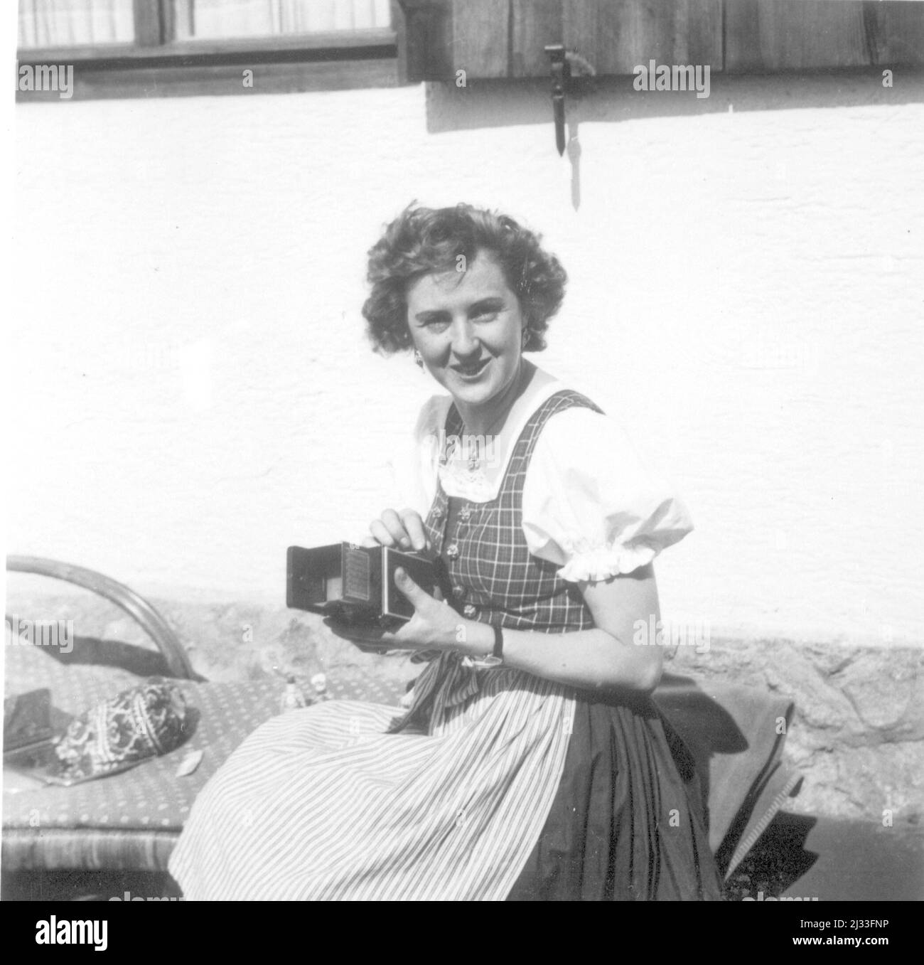 Eva Brauns Fotoalben, ca. 1913 - ca. 1944. Diese Alben werden Eva Braun zugeschrieben (vier werden von ihrer Freundin Herta Schneider, geb. Ostermeyer, beansprucht) und dokumentieren ihr Leben aus ca. 1913 bis 1944. Es gibt viele Fotos von Eva, ihren Schwestern und ihren Kindern, Herta Schneider und ihren Kindern, sowie Fotos von Evas Ferien, Familienmitgliedern und Freunden. Dazu gehören Fotografien von und von Eva Braun im Hitlerhaus Berghof (oder Kehlstein), Fotografien von Hitler und seinem Gefolge, Besucher von Berghof und der Landschaft um Berchtesgaden sowie einige Studioporträts von Eva Stockfoto