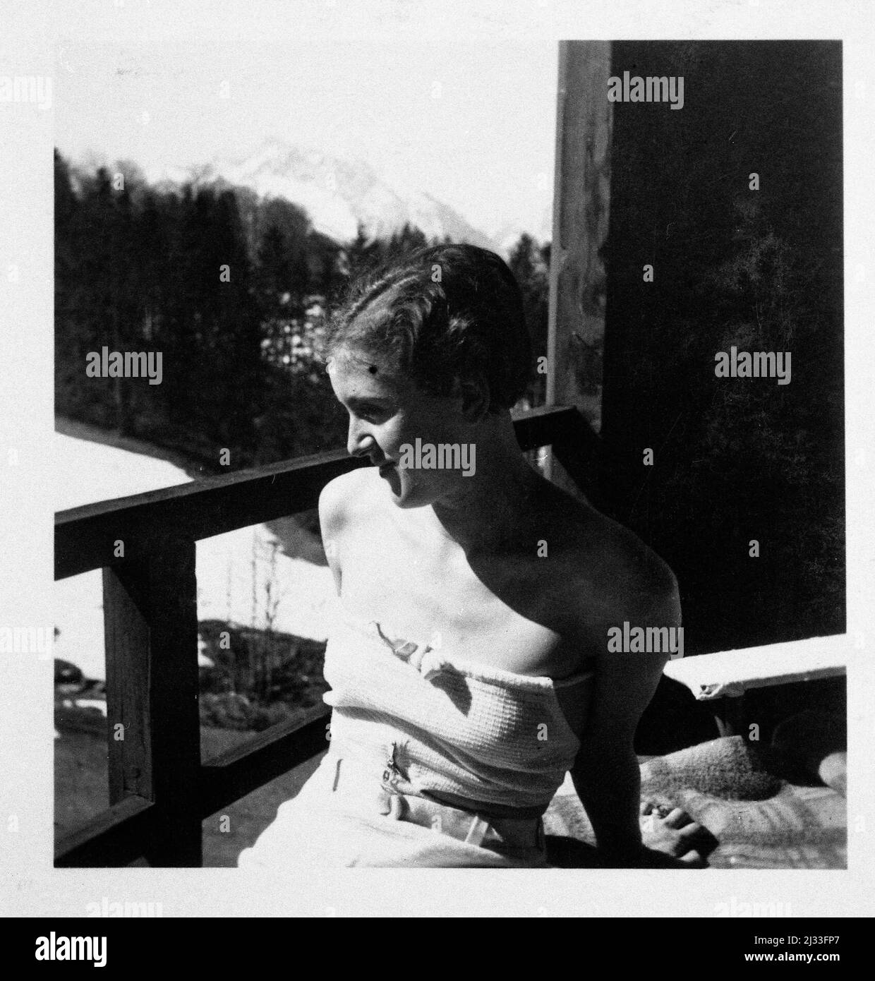 Obersalzberg, Obersalzberg, Deutschland. Eva Brauns Fotoalben, ca. 1913 - ca. 1944. Diese Alben werden Eva Braun zugeschrieben (vier werden von ihrer Freundin Herta Schneider, geb. Ostermeyer, beansprucht) und dokumentieren ihr Leben aus ca. 1913 bis 1944. Es gibt viele Fotos von Eva, ihren Schwestern und ihren Kindern, Herta Schneider und ihren Kindern, sowie Fotos von Evas Ferien, Familienmitgliedern und Freunden. Dazu gehören Fotografien von und von Eva Braun in Hitlers Berghof (oder Kehlstein), Fotos von Hitler und seinem Gefolge, Besucher von Berghof und die Landschaft um Berchtesga Stockfoto