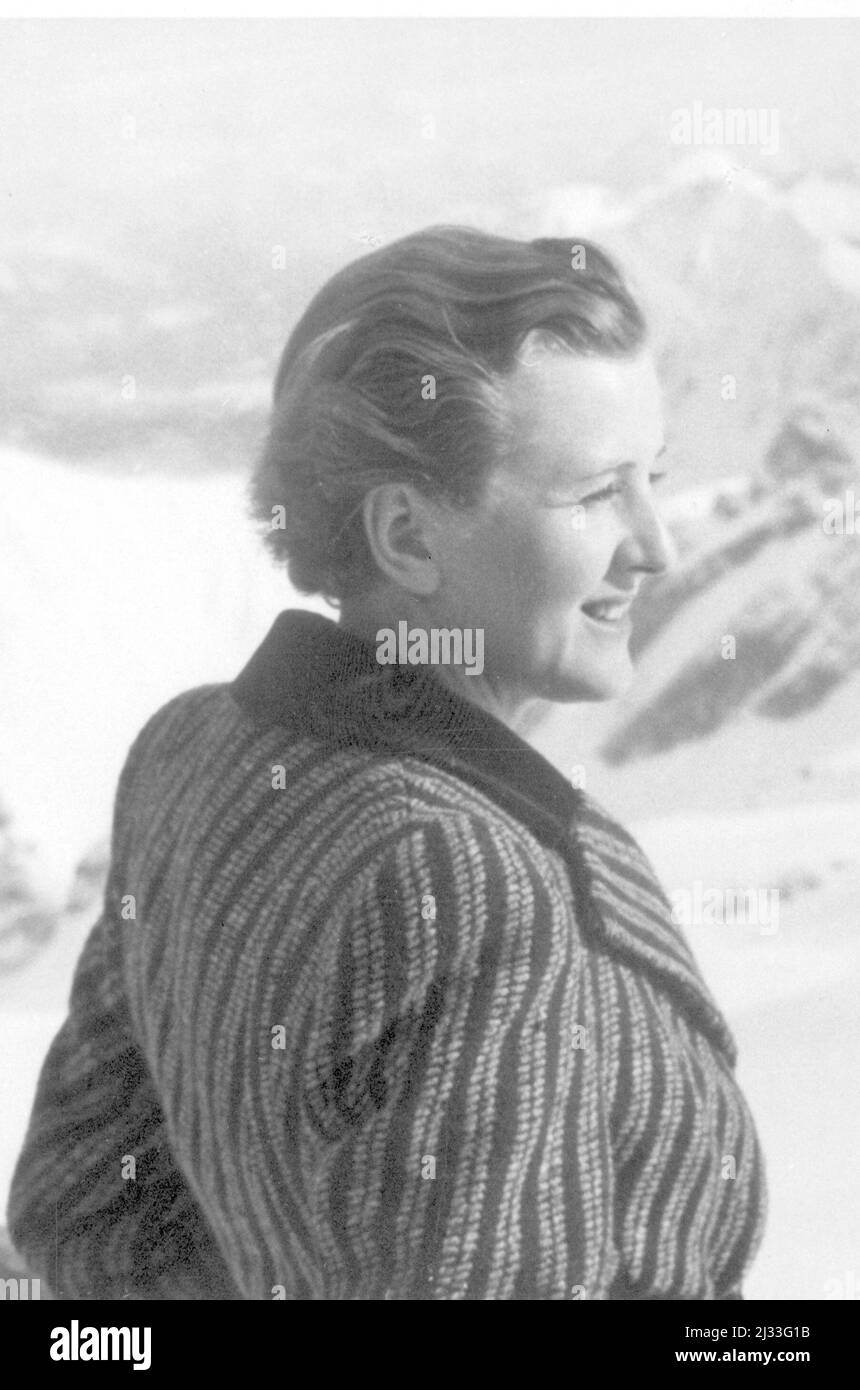 Eva Brauns Fotoalben, ca. 1913 - ca. 1944. Diese Alben werden Eva Braun zugeschrieben (vier werden von ihrer Freundin Herta Schneider, geb. Ostermeyer, beansprucht) und dokumentieren ihr Leben aus ca. 1913 bis 1944. Es gibt viele Fotos von Eva, ihren Schwestern und ihren Kindern, Herta Schneider und ihren Kindern, sowie Fotos von Evas Ferien, Familienmitgliedern und Freunden. Dazu gehören Fotografien von und von Eva Braun im Hitlerhaus Berghof (oder Kehlstein), Fotografien von Hitler und seinem Gefolge, Besucher von Berghof und der Landschaft um Berchtesgaden sowie einige Studioporträts von Eva Stockfoto