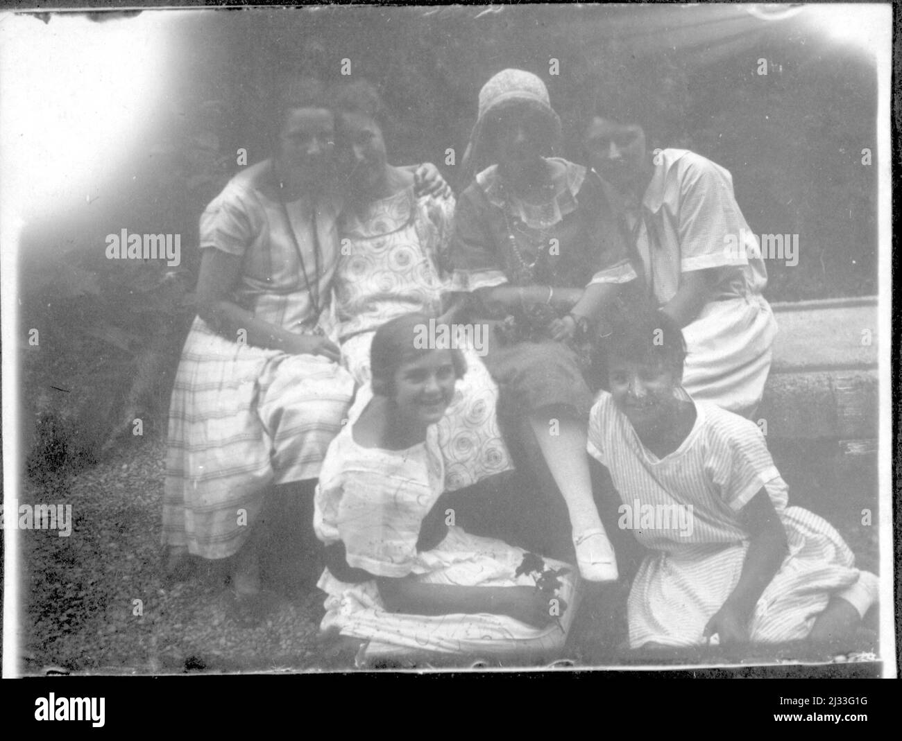 Eva Brauns Fotoalben, ca. 1913 - ca. 1944. Diese Alben werden Eva Braun zugeschrieben (vier werden von ihrer Freundin Herta Schneider, geb. Ostermeyer, beansprucht) und dokumentieren ihr Leben aus ca. 1913 bis 1944. Es gibt viele Fotos von Eva, ihren Schwestern und ihren Kindern, Herta Schneider und ihren Kindern, sowie Fotos von Evas Ferien, Familienmitgliedern und Freunden. Dazu gehören Fotografien von und von Eva Braun im Hitlerhaus Berghof (oder Kehlstein), Fotografien von Hitler und seinem Gefolge, Besucher von Berghof und der Landschaft um Berchtesgaden sowie einige Studioporträts von Eva Stockfoto