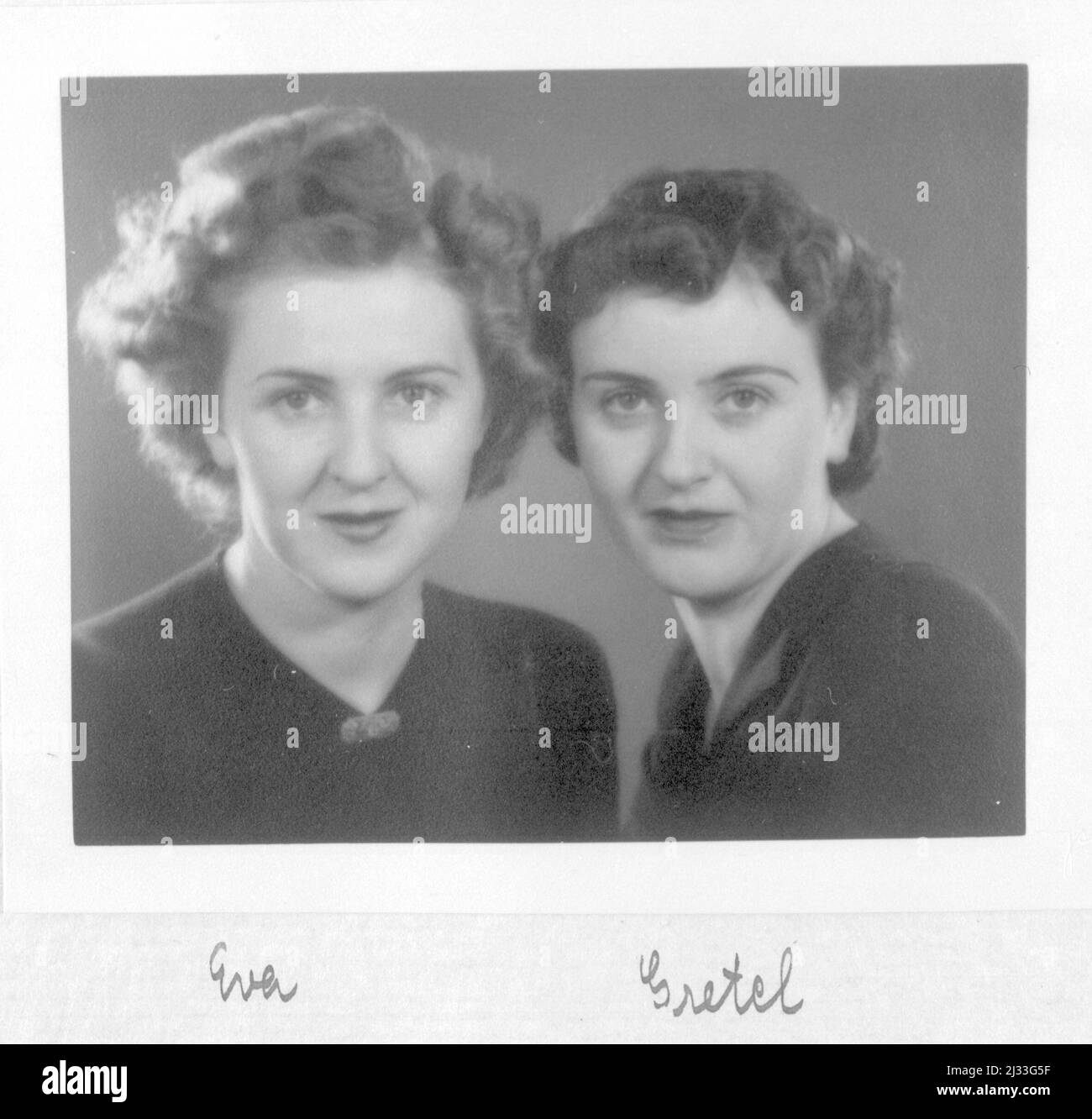 Eva, Gretll. Eva Brauns Fotoalben, ca. 1913 - ca. 1944. Diese Alben werden Eva Braun zugeschrieben (vier werden von ihrer Freundin Herta Schneider, geb. Ostermeyer, beansprucht) und dokumentieren ihr Leben aus ca. 1913 bis 1944. Es gibt viele Fotos von Eva, ihren Schwestern und ihren Kindern, Herta Schneider und ihren Kindern, sowie Fotos von Evas Ferien, Familienmitgliedern und Freunden. Dazu gehören Fotografien von und von Eva Braun in Hitlers Chalet Berghof (oder Kehlstein), Fotografien von Hitler und seinem Gefolge, Besucher von Berghof und der Landschaft um Berchtesgaden sowie einige Studioaufnahmen Stockfoto