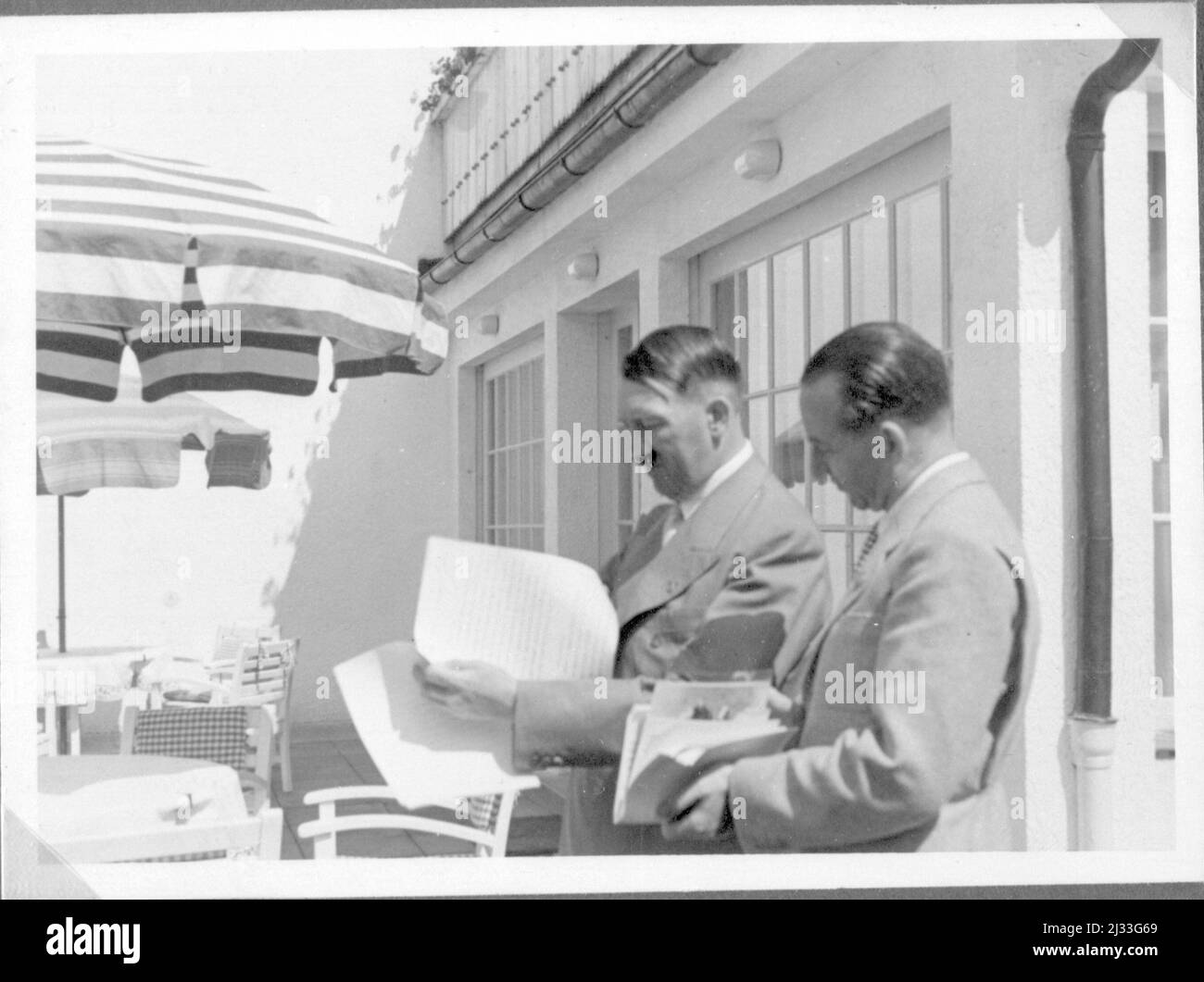 Frühjahr 1936. Eva Brauns Fotoalben, ca. 1913 - ca. 1944. Diese Alben werden Eva Braun zugeschrieben (vier werden von ihrer Freundin Herta Schneider, geb. Ostermeyer, beansprucht) und dokumentieren ihr Leben aus ca. 1913 bis 1944. Es gibt viele Fotos von Eva, ihren Schwestern und ihren Kindern, Herta Schneider und ihren Kindern, sowie Fotos von Evas Ferien, Familienmitgliedern und Freunden. Dazu gehören Fotografien von und von Eva Braun in Hitlers Chalet Berghof (oder Kehlstein), Fotos von Hitler und seinem Gefolge, Besucher von Berghof und der Landschaft um Berchtesgaden sowie einige Studioaufnahmen Stockfoto