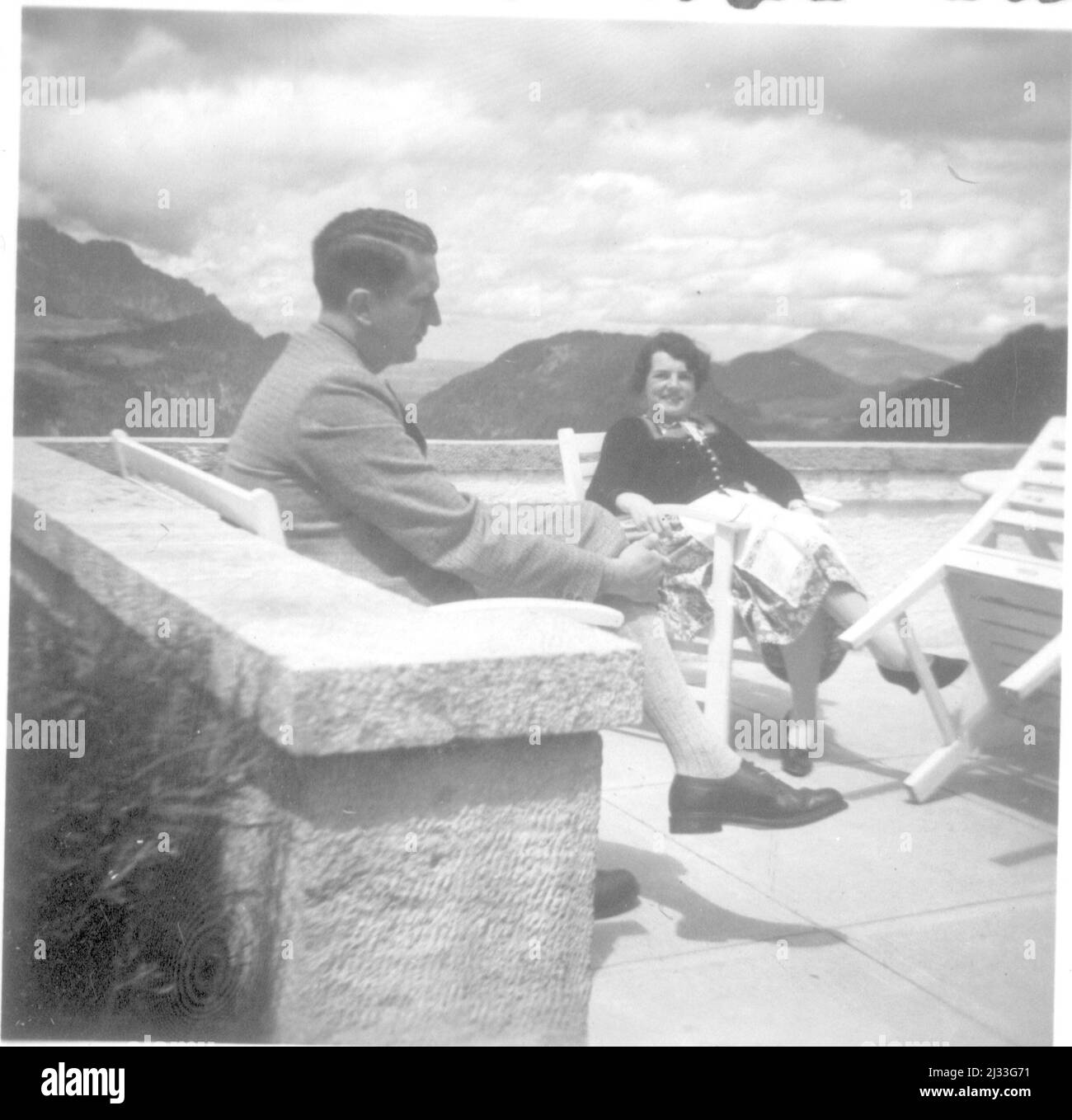 ANF dem Berghof Pfingsten 1935. Eva Brauns Fotoalben, ca. 1913 - ca. 1944. Diese Alben werden Eva Braun zugeschrieben (vier werden von ihrer Freundin Herta Schneider, geb. Ostermeyer, beansprucht) und dokumentieren ihr Leben aus ca. 1913 bis 1944. Es gibt viele Fotos von Eva, ihren Schwestern und ihren Kindern, Herta Schneider und ihren Kindern, sowie Fotos von Evas Ferien, Familienmitgliedern und Freunden. Dazu gehören Fotografien von und von Eva Braun in Hitlers Chalet Berghof (oder Kehlstein), Fotografien von Hitler und seinem Gefolge, Besucher von Berghof und die Landschaft um Berchtesgaden, Stockfoto