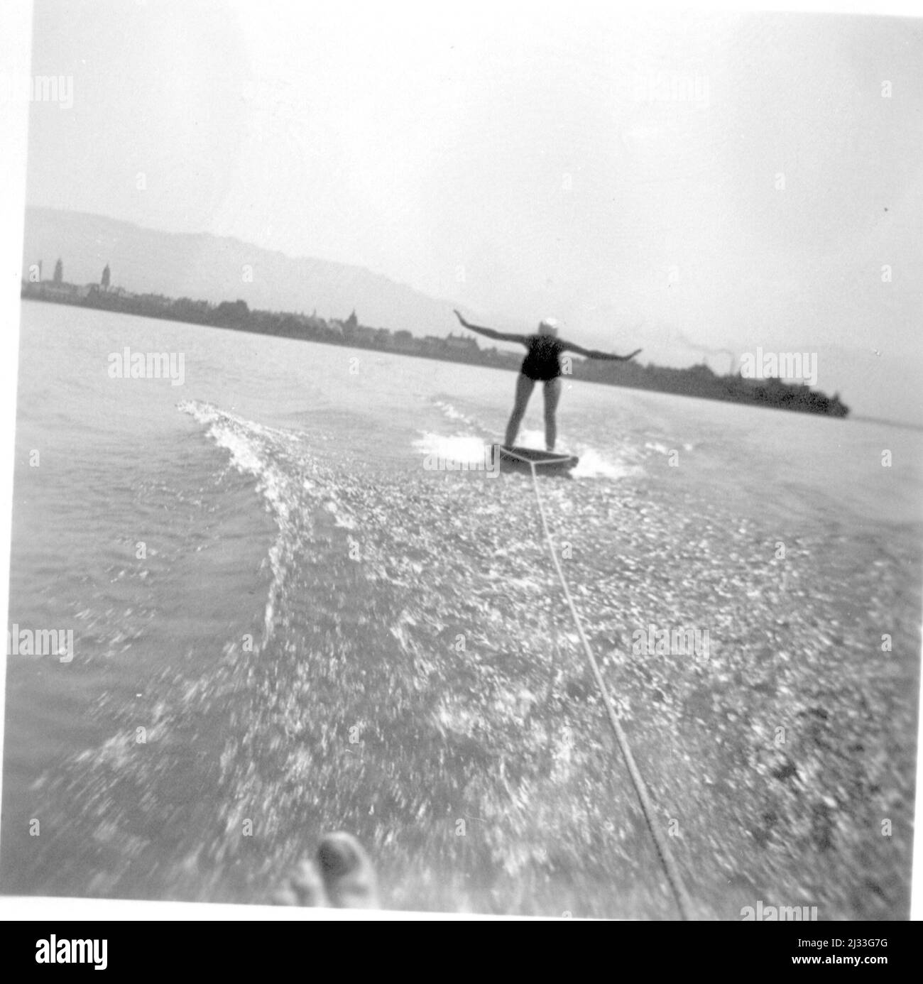 Bad Schachen Sommer 1935. Eva Brauns Fotoalben, ca. 1913 - ca. 1944. Diese Alben werden Eva Braun zugeschrieben (vier werden von ihrer Freundin Herta Schneider, geb. Ostermeyer, beansprucht) und dokumentieren ihr Leben aus ca. 1913 bis 1944. Es gibt viele Fotos von Eva, ihren Schwestern und ihren Kindern, Herta Schneider und ihren Kindern, sowie Fotos von Evas Ferien, Familienmitgliedern und Freunden. Dazu gehören Fotografien von und von Eva Braun in Hitlers Berghof (oder Kehlstein), Fotos von Hitler und seinem Gefolge, Besucher von Berghof und die Landschaft um Berchtesgaden und so weiter Stockfoto