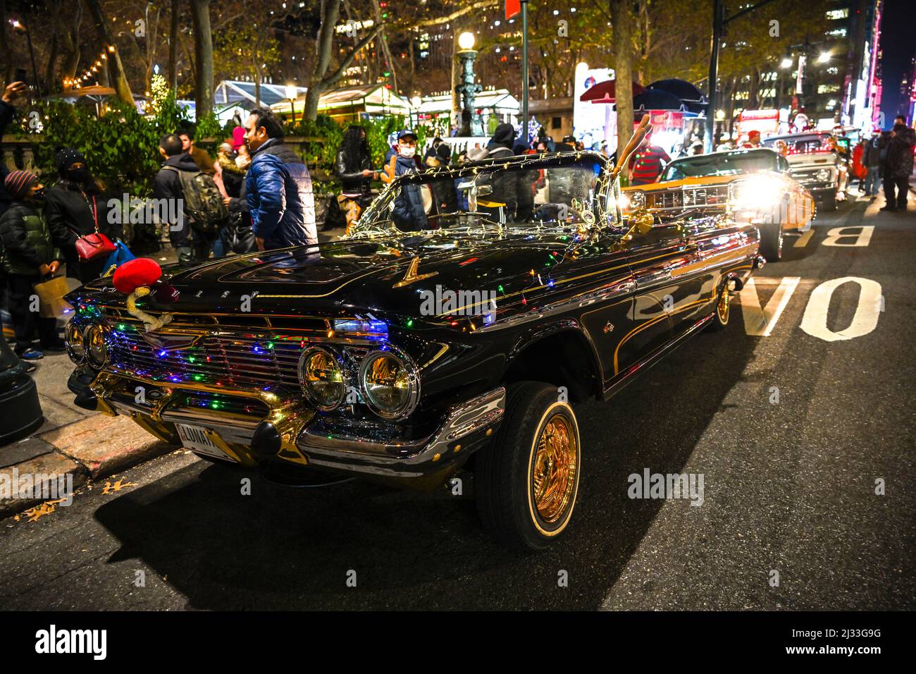 Oldtimer parkten in der 42. Street zur Weihnachtszeit Stockfoto