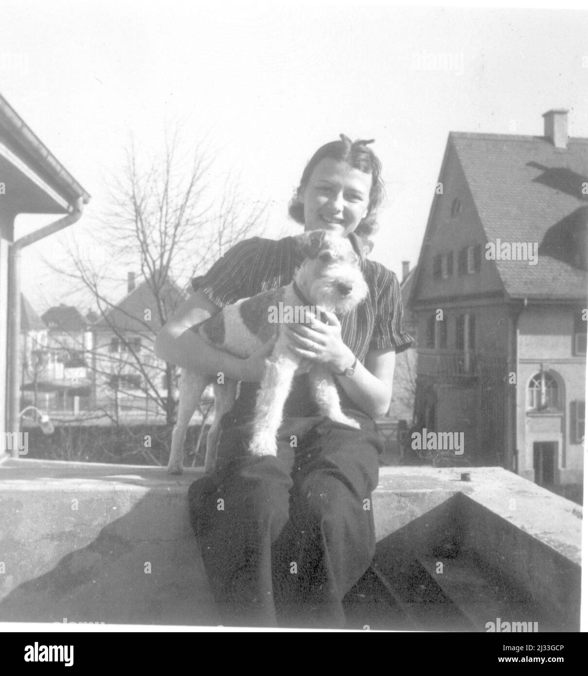 Winterhympiade 1936. Eva Brauns Fotoalben, ca. 1913 - ca. 1944. Diese Alben werden Eva Braun zugeschrieben (vier werden von ihrer Freundin Herta Schneider, geb. Ostermeyer, beansprucht) und dokumentieren ihr Leben aus ca. 1913 bis 1944. Es gibt viele Fotos von Eva, ihren Schwestern und ihren Kindern, Herta Schneider und ihren Kindern, sowie Fotos von Evas Ferien, Familienmitgliedern und Freunden. Dazu gehören Fotografien von und von Eva Braun in Hitlers Chalet Berghof (oder Kehlstein), Fotos von Hitler und seinem Gefolge, Besucher von Berghof und der Landschaft um Berchtesgaden und einige s. Stockfoto