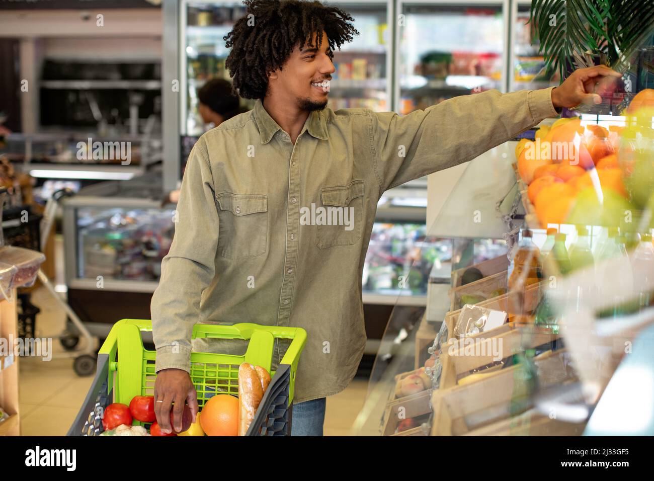 African American Male Customer Choosing Fruits Shopping Lebensmittel Im Supermarkt Stockfoto
