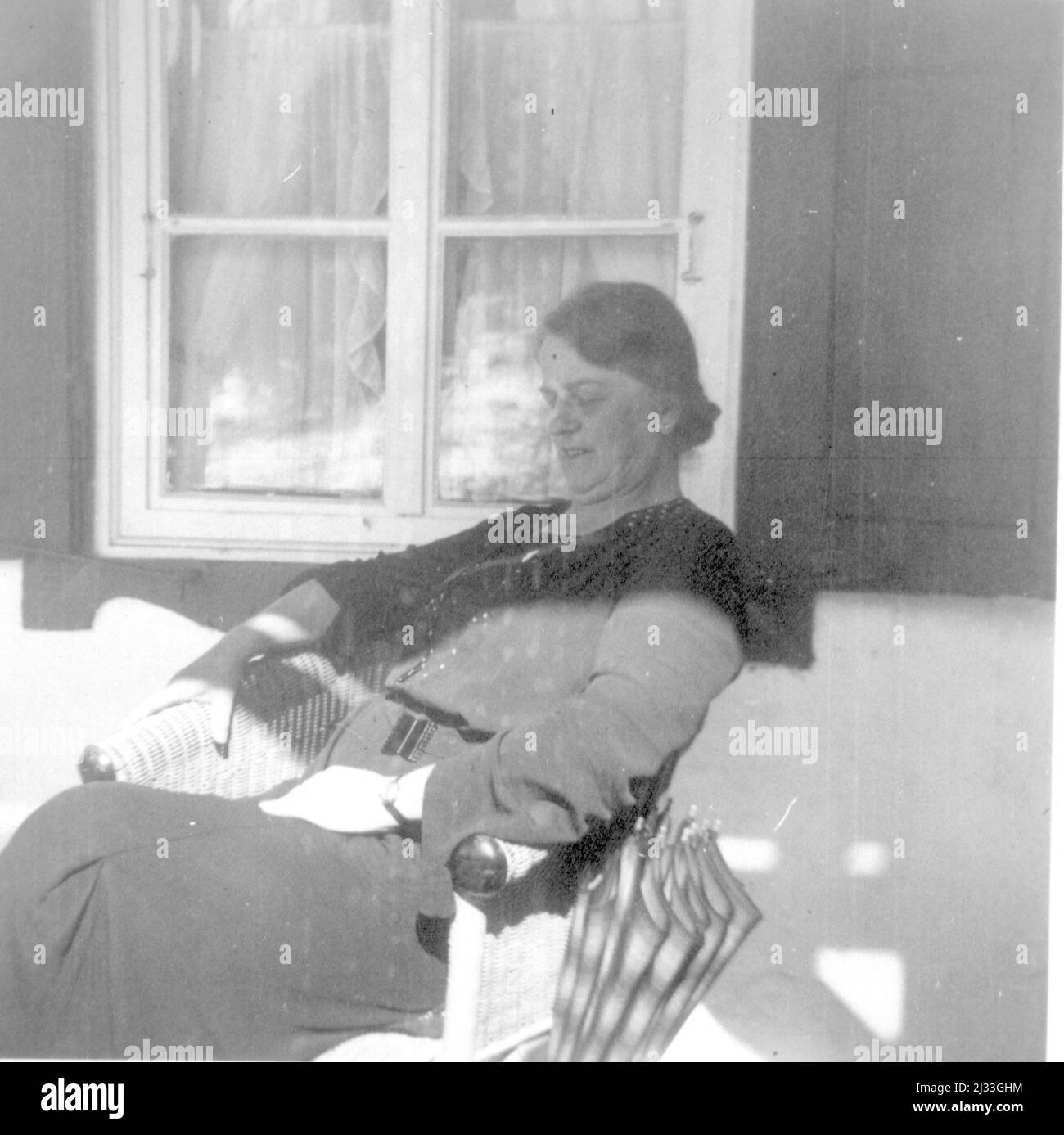 Eva Brauns Fotoalben, ca. 1913 - ca. 1944. Diese Alben werden Eva Braun zugeschrieben (vier werden von ihrer Freundin Herta Schneider, geb. Ostermeyer, beansprucht) und dokumentieren ihr Leben aus ca. 1913 bis 1944. Es gibt viele Fotos von Eva, ihren Schwestern und ihren Kindern, Herta Schneider und ihren Kindern, sowie Fotos von Evas Ferien, Familienmitgliedern und Freunden. Dazu gehören Fotografien von und von Eva Braun im Hitlerhaus Berghof (oder Kehlstein), Fotografien von Hitler und seinem Gefolge, Besucher von Berghof und der Landschaft um Berchtesgaden sowie einige Studioporträts von Eva Stockfoto