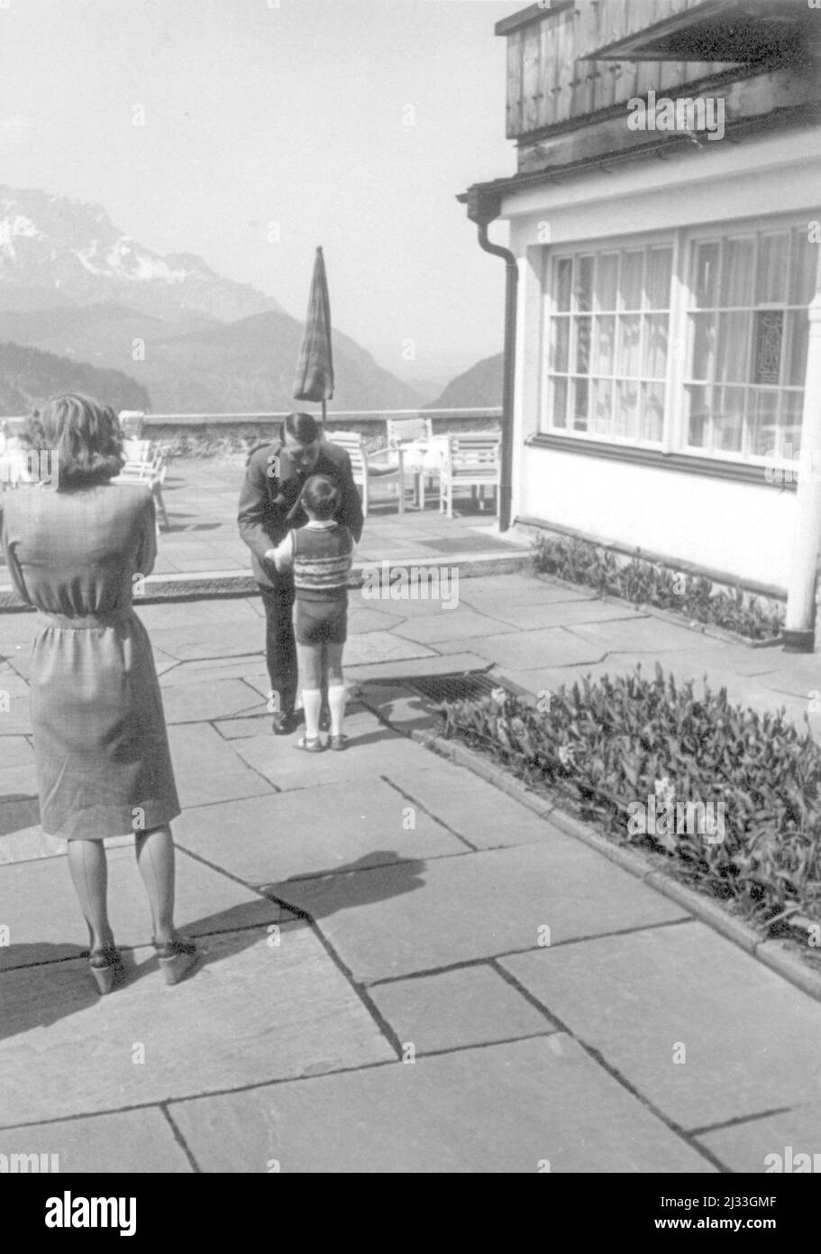 Fhurarnfrage. Eva Brauns Fotoalben, ca. 1913 - ca. 1944. Diese Alben werden Eva Braun zugeschrieben (vier werden von ihrer Freundin Herta Schneider, geb. Ostermeyer, beansprucht) und dokumentieren ihr Leben aus ca. 1913 bis 1944. Es gibt viele Fotos von Eva, ihren Schwestern und ihren Kindern, Herta Schneider und ihren Kindern, sowie Fotos von Evas Ferien, Familienmitgliedern und Freunden. Dazu gehören Fotografien von und von Eva Braun in Hitlers Chalet Berghof (oder Kehlstein), Fotos von Hitler und seinem Gefolge, Besucher von Berghof und der Landschaft um Berchtesgaden sowie einige Studioaufnahmen Stockfoto