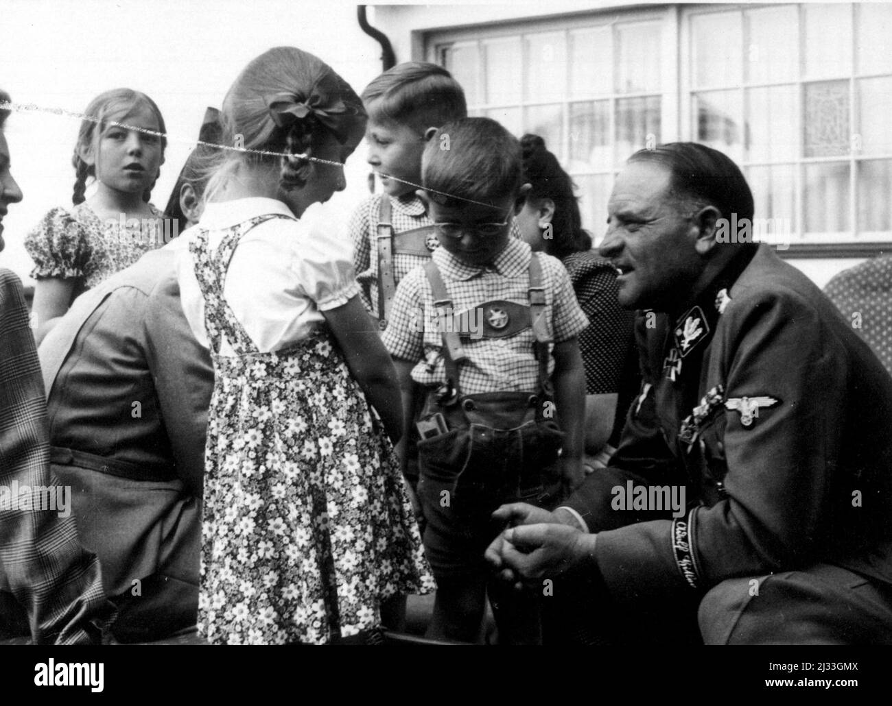 Sepp Dietrich n. Speers Kinder. Eva Brauns Fotoalben, ca. 1913 - ca. 1944. Diese Alben werden Eva Braun zugeschrieben (vier werden von ihrer Freundin Herta Schneider, geb. Ostermeyer, beansprucht) und dokumentieren ihr Leben aus ca. 1913 bis 1944. Es gibt viele Fotos von Eva, ihren Schwestern und ihren Kindern, Herta Schneider und ihren Kindern, sowie Fotos von Evas Ferien, Familienmitgliedern und Freunden. Dazu gehören Fotografien von und von Eva Braun in Hitlers Chalet Berghof (oder Kehlstein), Fotografien von Hitler und seinem Gefolge, Besucher von Berghof und die Landschaft um Berchtesgaden, Stockfoto