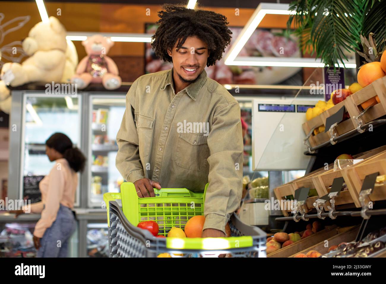 Black Man Kauf Lebensmittel Einkaufen Lebensmittel In Modernen Supermarkt Stockfoto