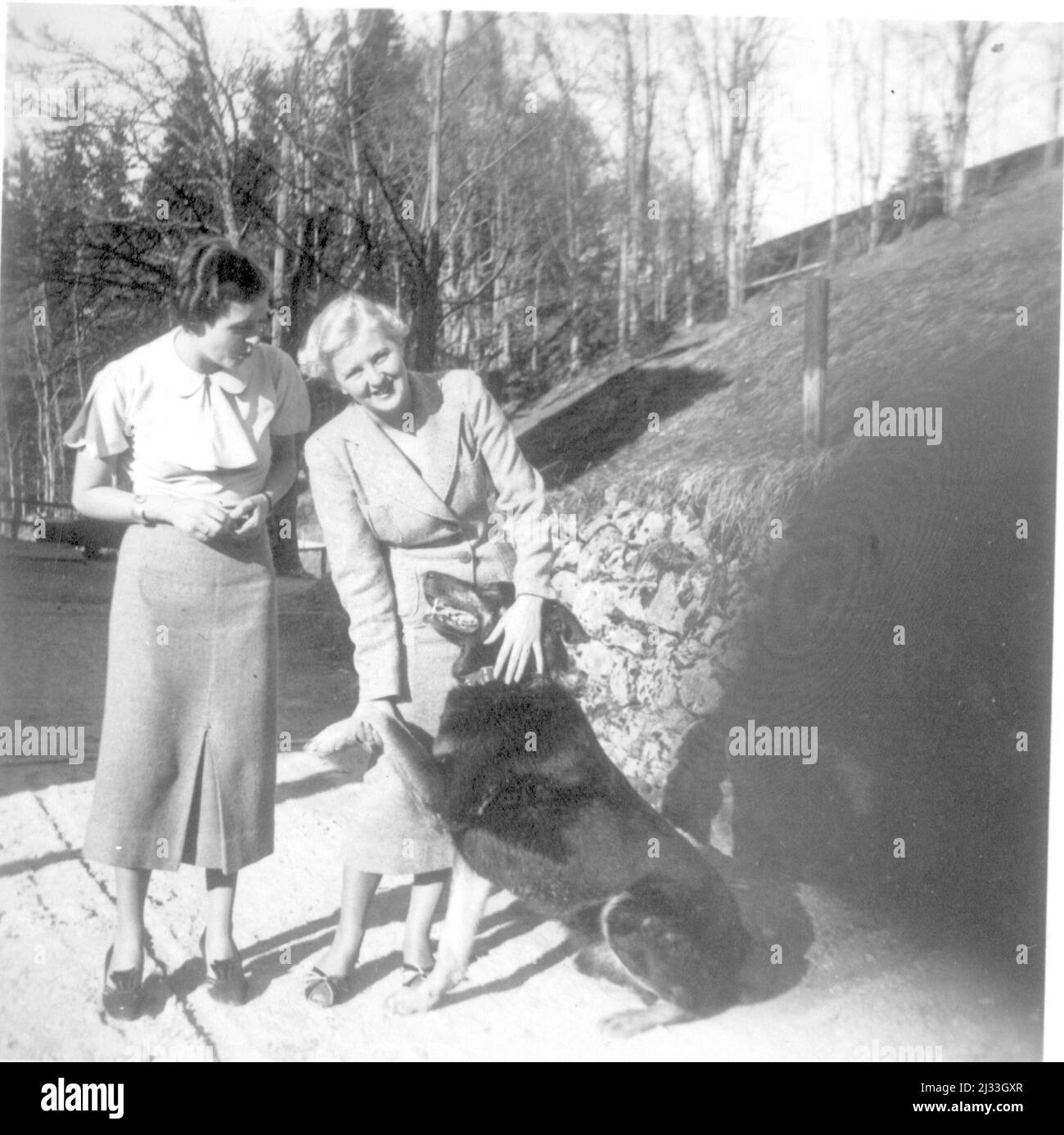 Eva Brauns Fotoalben, ca. 1913 - ca. 1944. Diese Alben werden Eva Braun zugeschrieben (vier werden von ihrer Freundin Herta Schneider, geb. Ostermeyer, beansprucht) und dokumentieren ihr Leben aus ca. 1913 bis 1944. Es gibt viele Fotos von Eva, ihren Schwestern und ihren Kindern, Herta Schneider und ihren Kindern, sowie Fotos von Evas Ferien, Familienmitgliedern und Freunden. Dazu gehören Fotografien von und von Eva Braun im Hitlerhaus Berghof (oder Kehlstein), Fotografien von Hitler und seinem Gefolge, Besucher von Berghof und der Landschaft um Berchtesgaden sowie einige Studioporträts von Eva Stockfoto
