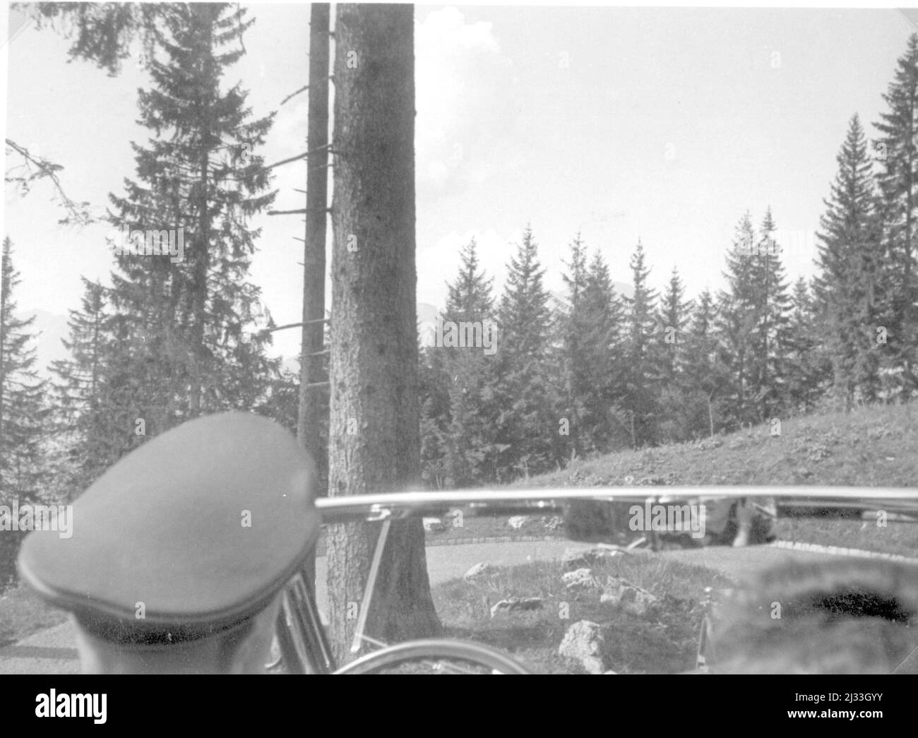 Eva Brauns Fotoalben, ca. 1913 - ca. 1944. Diese Alben werden Eva Braun zugeschrieben (vier werden von ihrer Freundin Herta Schneider, geb. Ostermeyer, beansprucht) und dokumentieren ihr Leben aus ca. 1913 bis 1944. Es gibt viele Fotos von Eva, ihren Schwestern und ihren Kindern, Herta Schneider und ihren Kindern, sowie Fotos von Evas Ferien, Familienmitgliedern und Freunden. Dazu gehören Fotografien von und von Eva Braun im Hitlerhaus Berghof (oder Kehlstein), Fotografien von Hitler und seinem Gefolge, Besucher von Berghof und der Landschaft um Berchtesgaden sowie einige Studioporträts von Eva Stockfoto