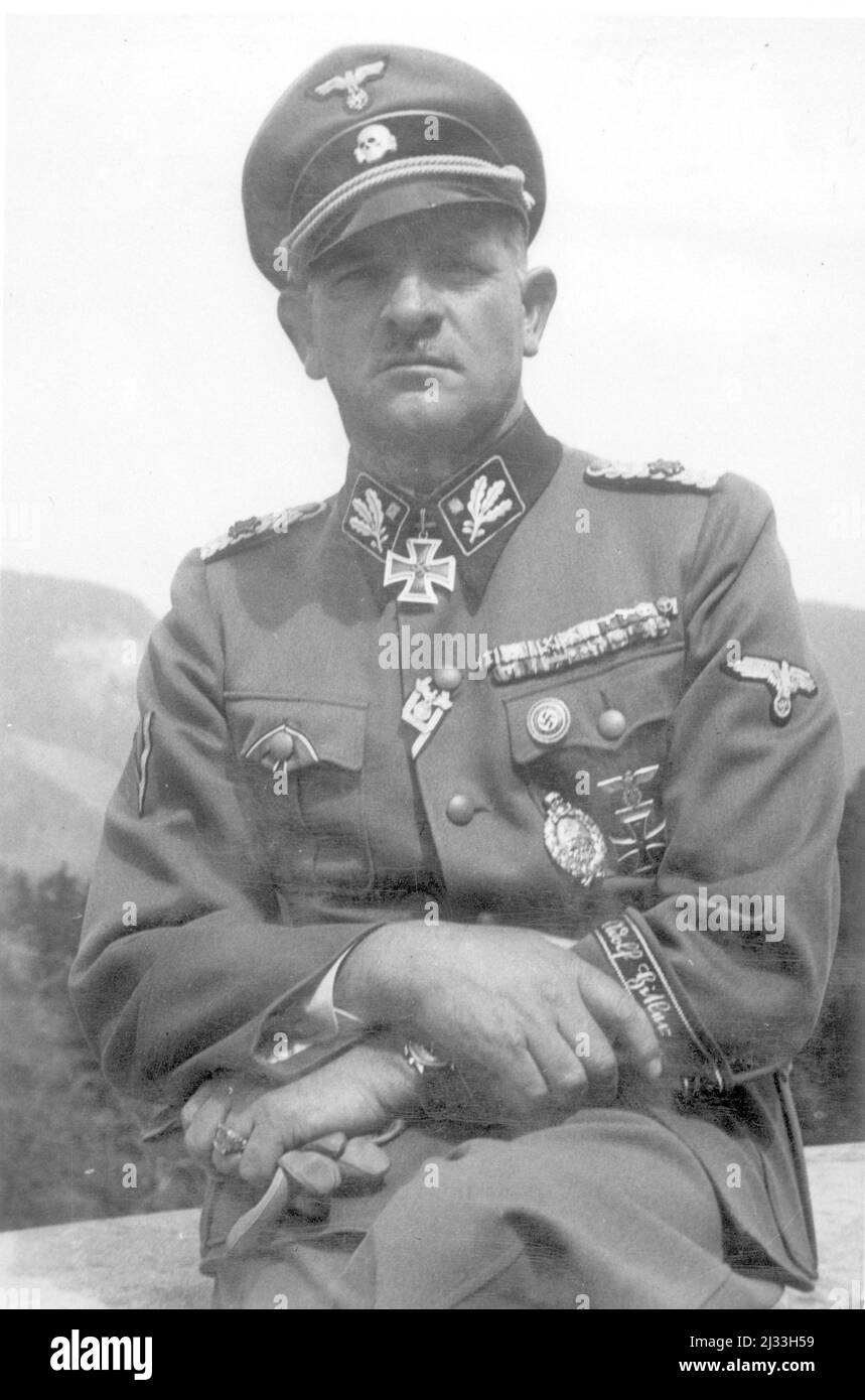 Sepp Dietrich sah von….mir. Eva Brauns Fotoalben, ca. 1913 - ca. 1944. Diese Alben werden Eva Braun zugeschrieben (vier werden von ihrer Freundin Herta Schneider, geb. Ostermeyer, beansprucht) und dokumentieren ihr Leben aus ca. 1913 bis 1944. Es gibt viele Fotos von Eva, ihren Schwestern und ihren Kindern, Herta Schneider und ihren Kindern, sowie Fotos von Evas Ferien, Familienmitgliedern und Freunden. Dazu gehören Fotografien von und von Eva Braun in Hitlers Chalet Berghof (oder Kehlstein), Fotografien von Hitler und seinem Gefolge, Besucher von Berghof und die Landschaft um Berchtesgaden, Stockfoto