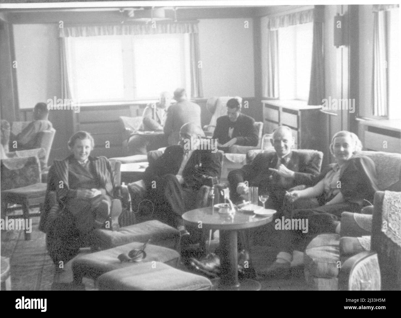 Eva Brauns Fotoalben, ca. 1913 - ca. 1944. Diese Alben werden Eva Braun zugeschrieben (vier werden von ihrer Freundin Herta Schneider, geb. Ostermeyer, beansprucht) und dokumentieren ihr Leben aus ca. 1913 bis 1944. Es gibt viele Fotos von Eva, ihren Schwestern und ihren Kindern, Herta Schneider und ihren Kindern, sowie Fotos von Evas Ferien, Familienmitgliedern und Freunden. Dazu gehören Fotografien von und von Eva Braun im Hitlerhaus Berghof (oder Kehlstein), Fotografien von Hitler und seinem Gefolge, Besucher von Berghof und der Landschaft um Berchtesgaden sowie einige Studioporträts von Eva Stockfoto